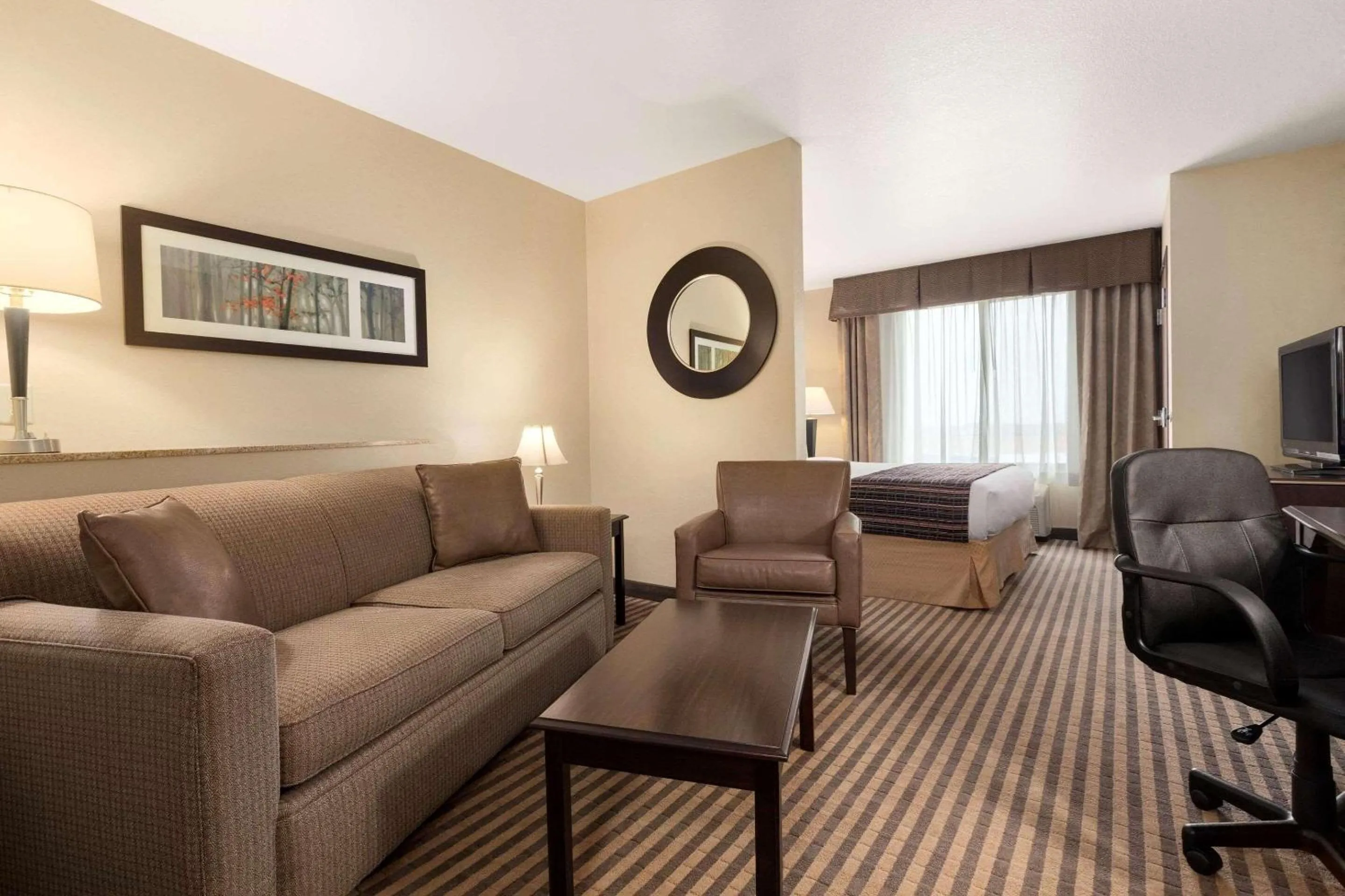 King Suite - Disability Access in University Hotel Davis Area by IHG