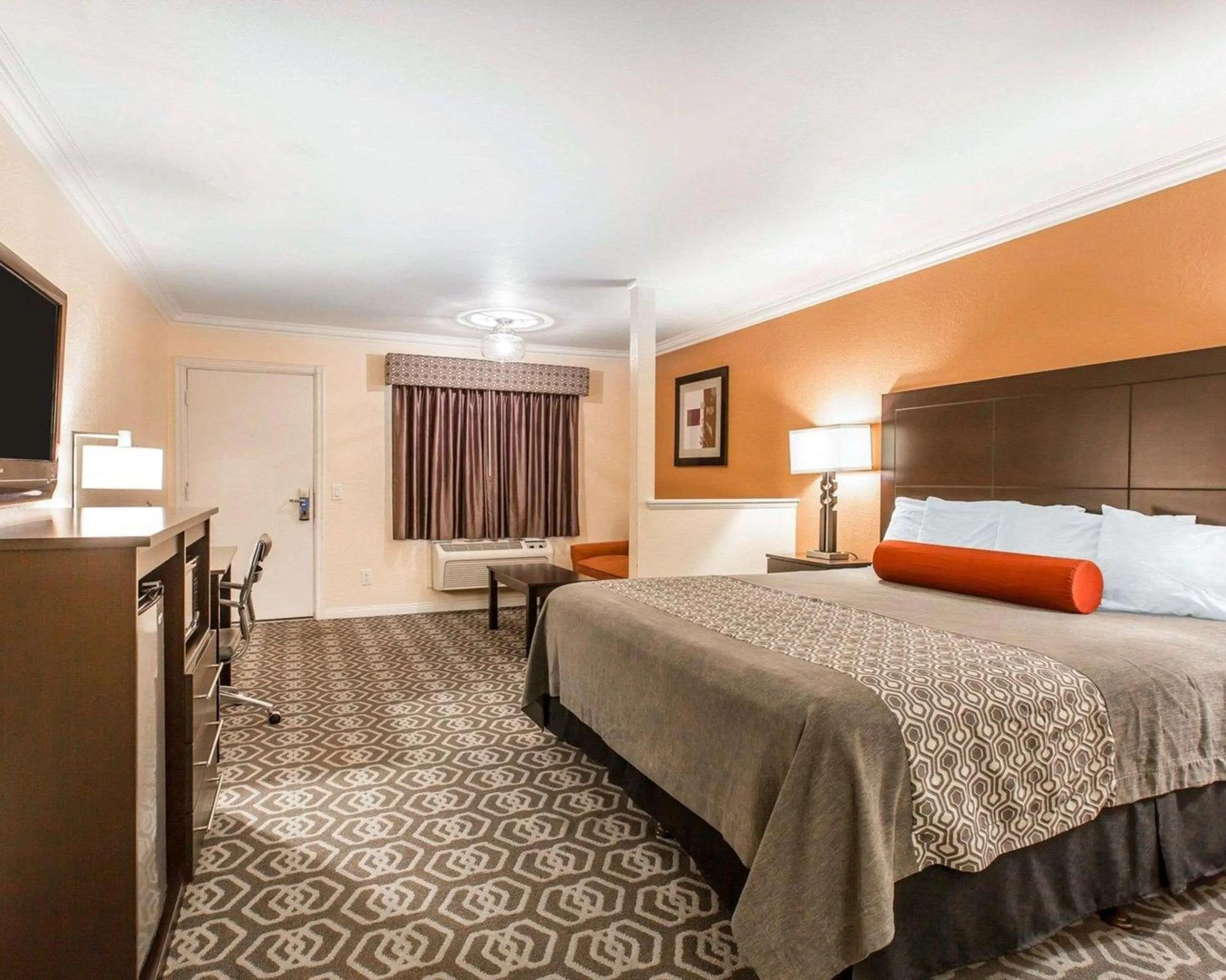 Suite, 1 King Bed, Accessible Tub, Non-Smoking in Rodeway Inn & Suites Colton-Riverside