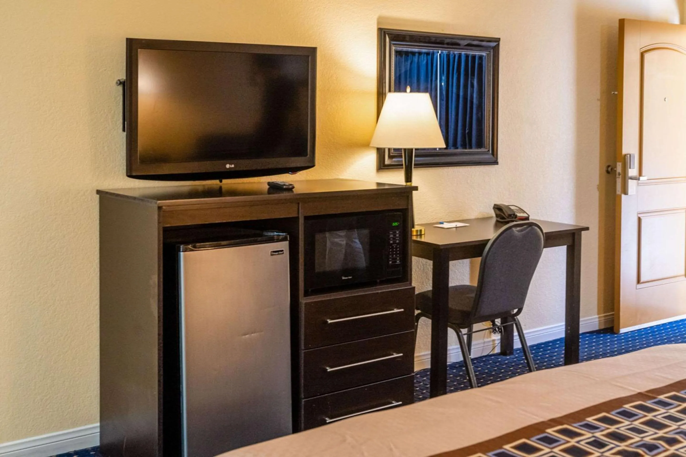 Standard Room, 1 King Bed, Accessible Tub, Non-Smoking in Rodeway Inn & Suites Colton-Riverside