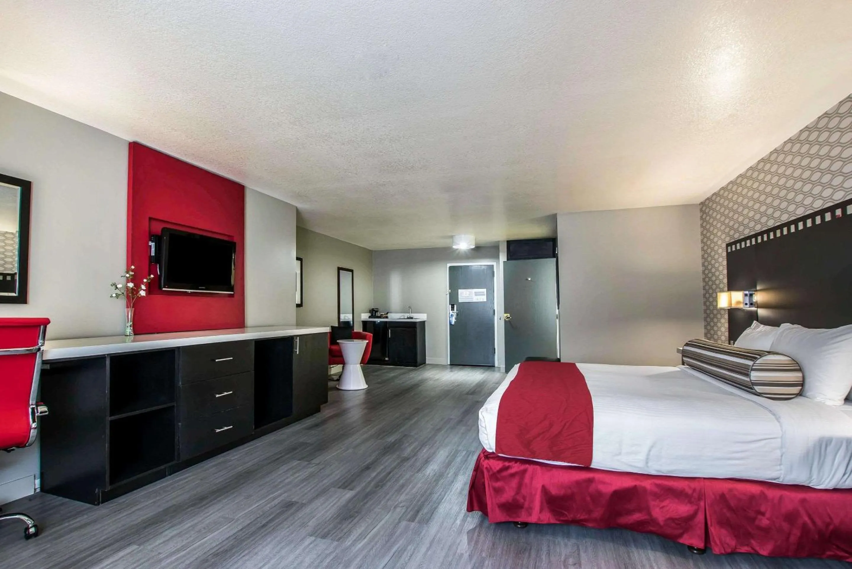 Deluxe Suite, 1 King Bed with Sitting Area,  Non Smoking in Tilt Hotel Universal-Hollywood, an Ascend Collection Hotel