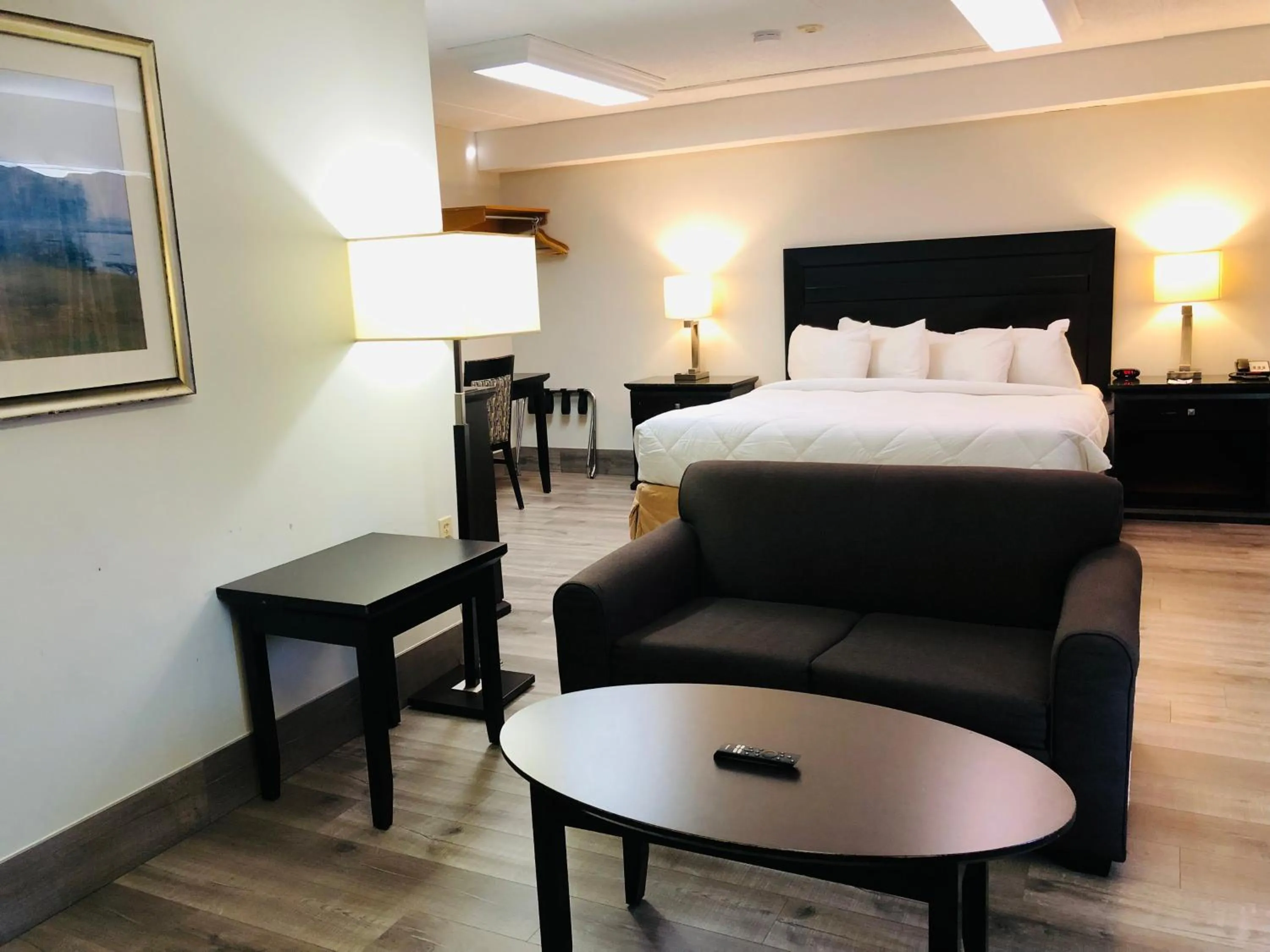 King Suite - Non-Smoking in Travelodge by Wyndham Welland