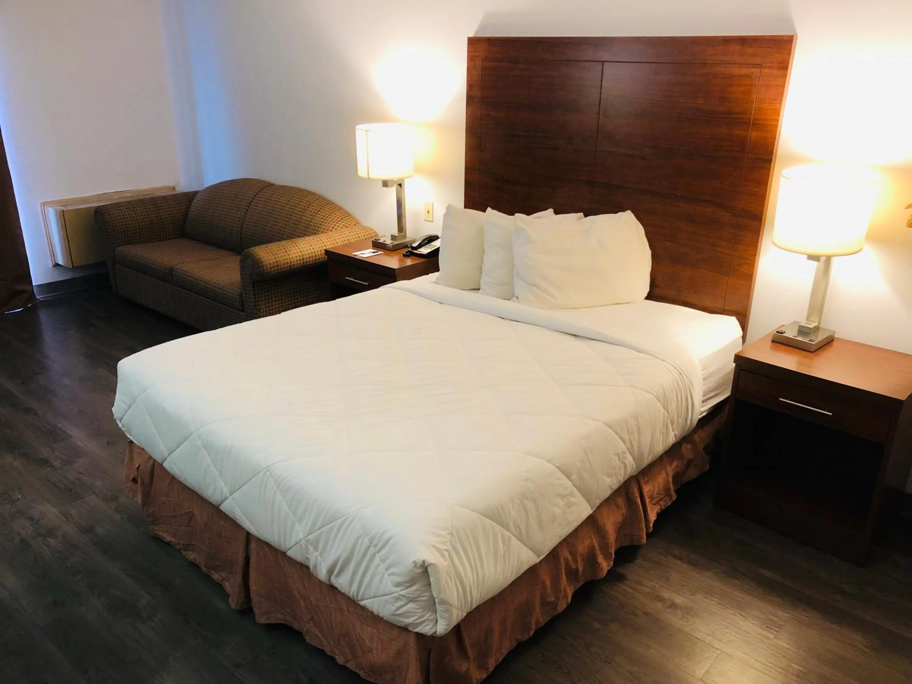 Queen Room - Non-Smoking in Travelodge by Wyndham Welland