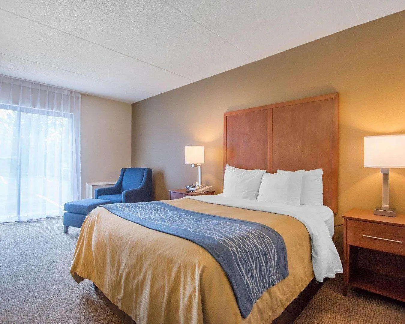 Queen Room Interior Hall - Non-Smoking in Comfort Inn