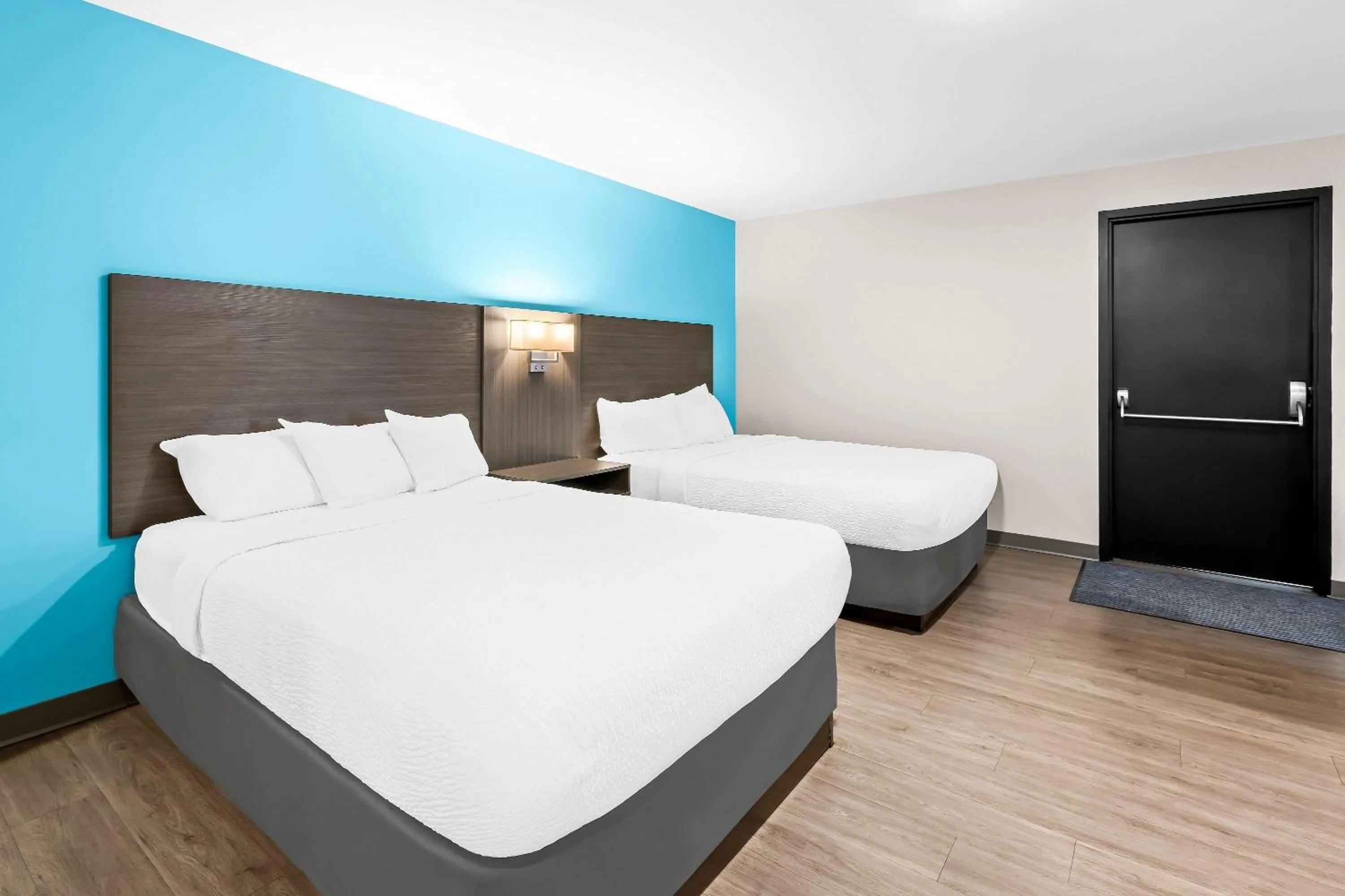Deluxe Queen Room with Two Queen Beds - No Pets/Non-Smoking in Howard Johnson by Wyndham Thunder Bay