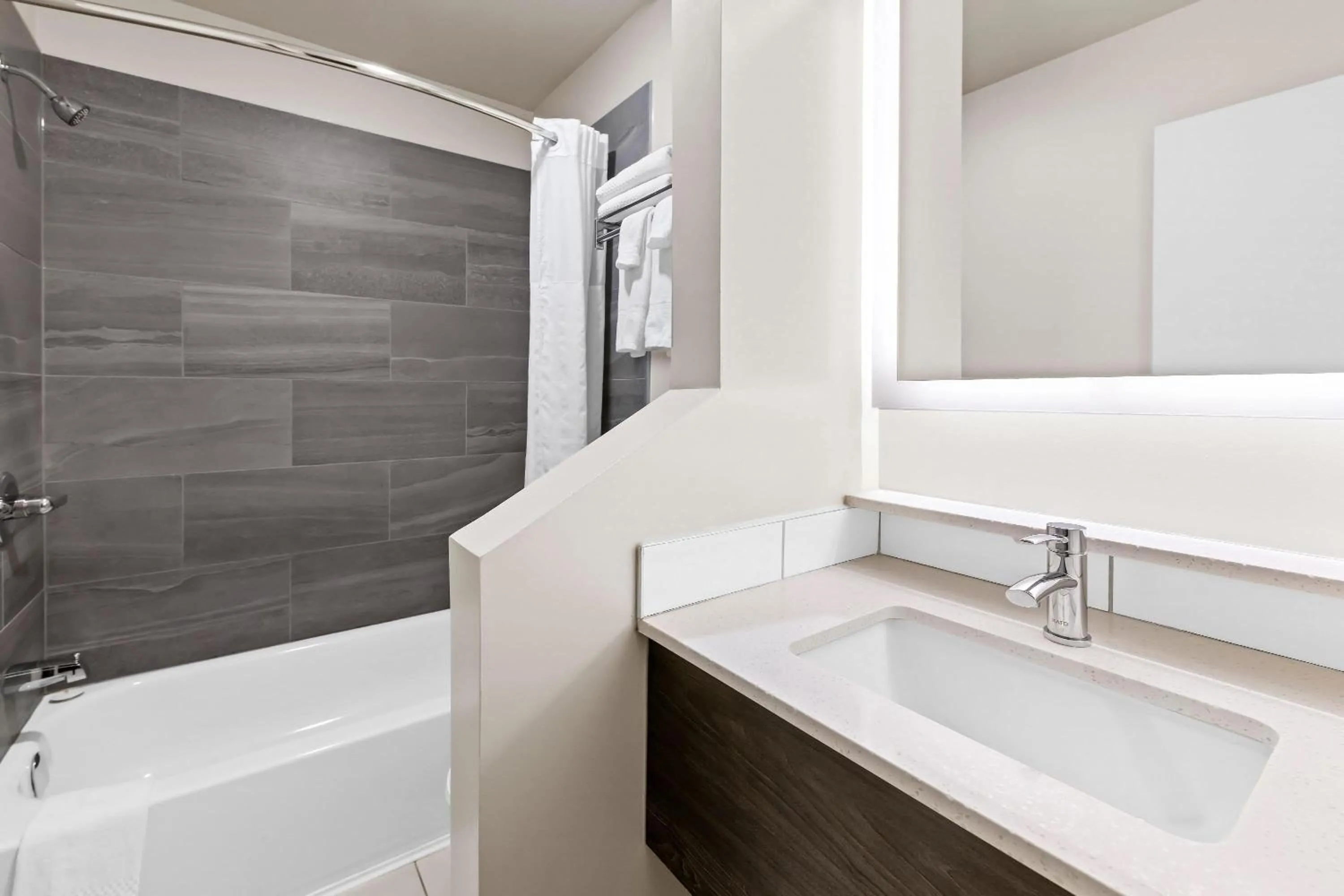 King Room - No Pets/Non-Smoking in Howard Johnson by Wyndham Thunder Bay