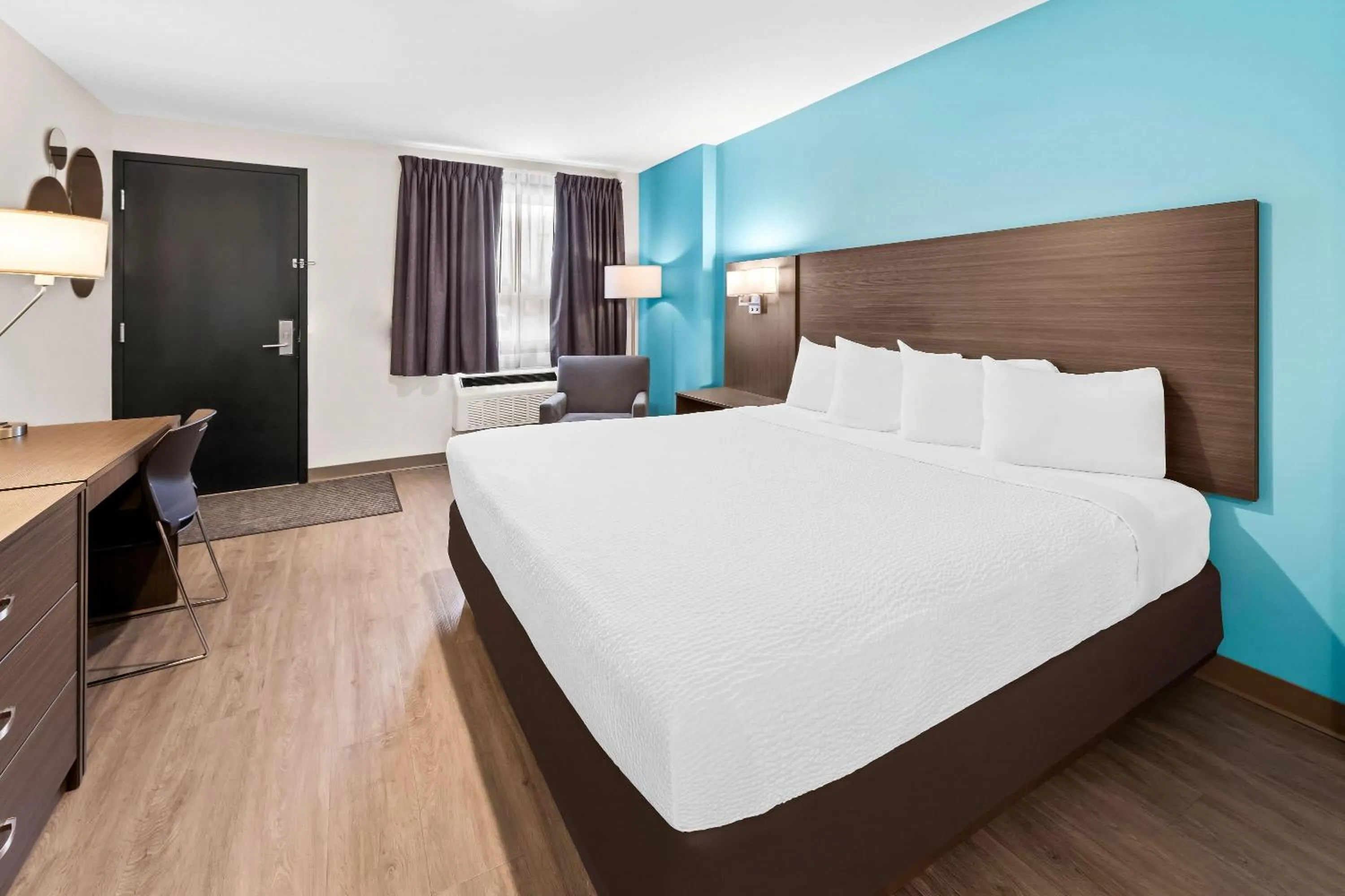 Deluxe King Room - No Pets/Non-Smoking in Howard Johnson by Wyndham Thunder Bay