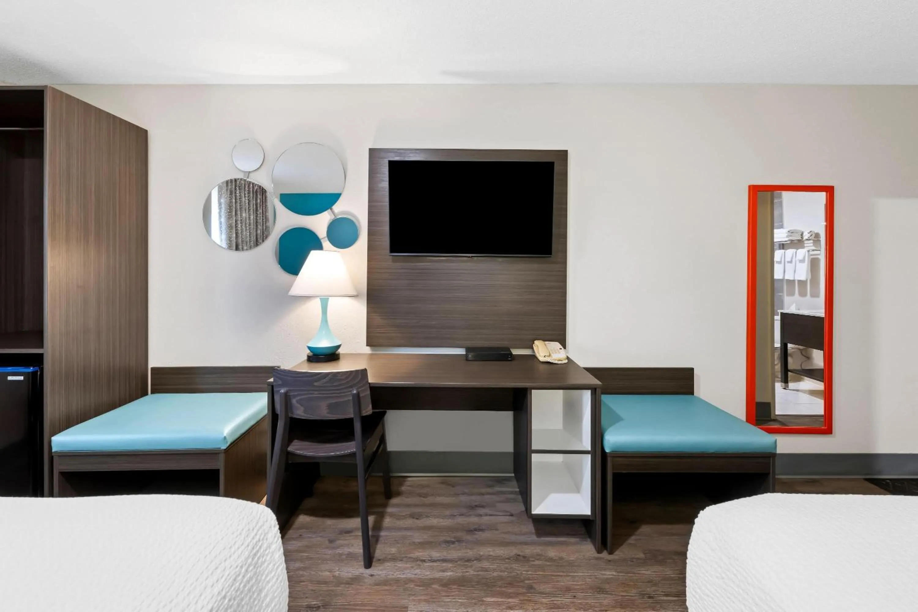 Superior Queen Room with Two Queen Beds and Roll-in Shower - Mobility Access/No Pets/Non-Smoking in Howard Johnson by Wyndham Thunder Bay