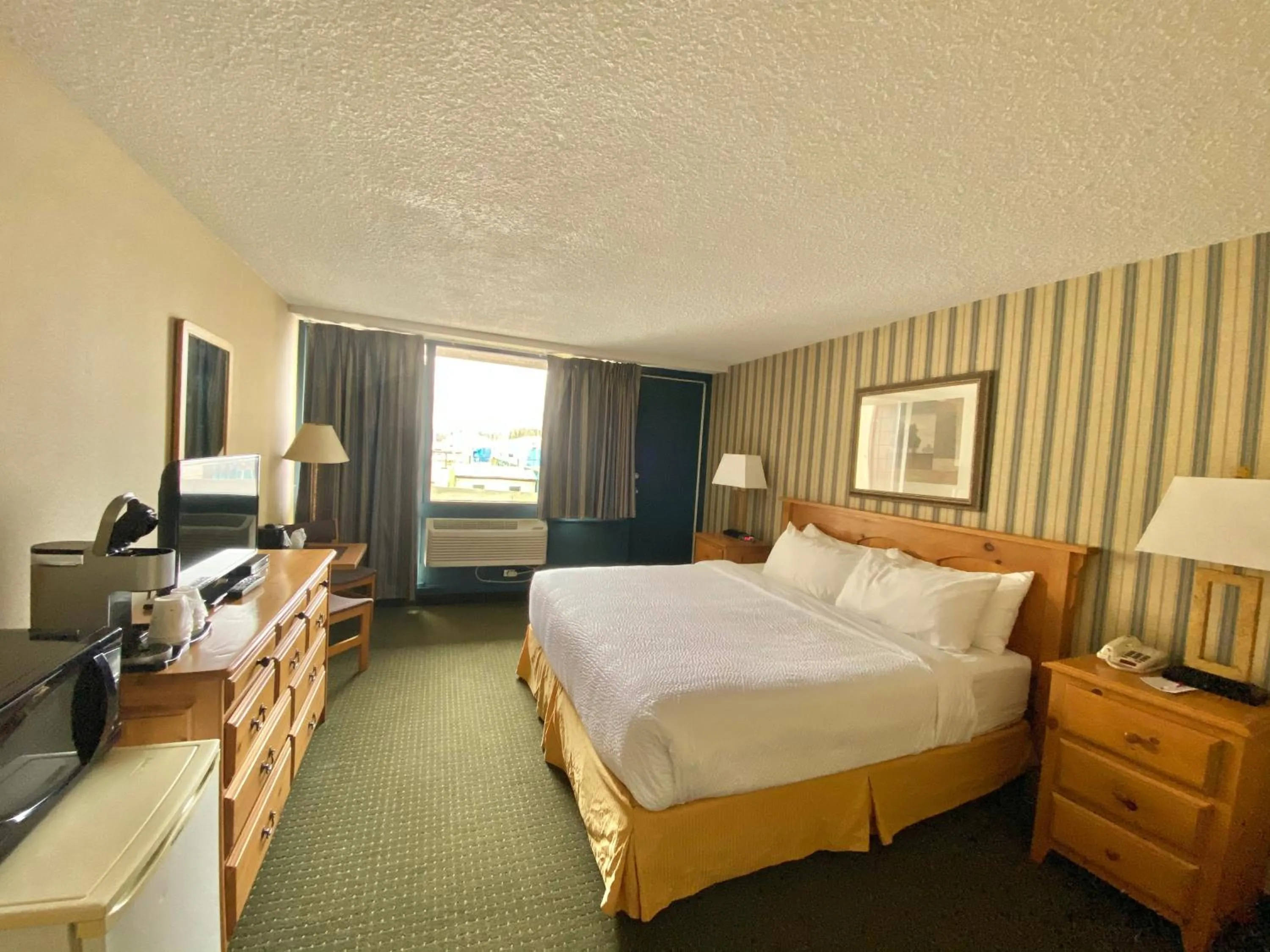 Deluxe King Suite - Non-Smoking in Ramada by Wyndham Whitecourt