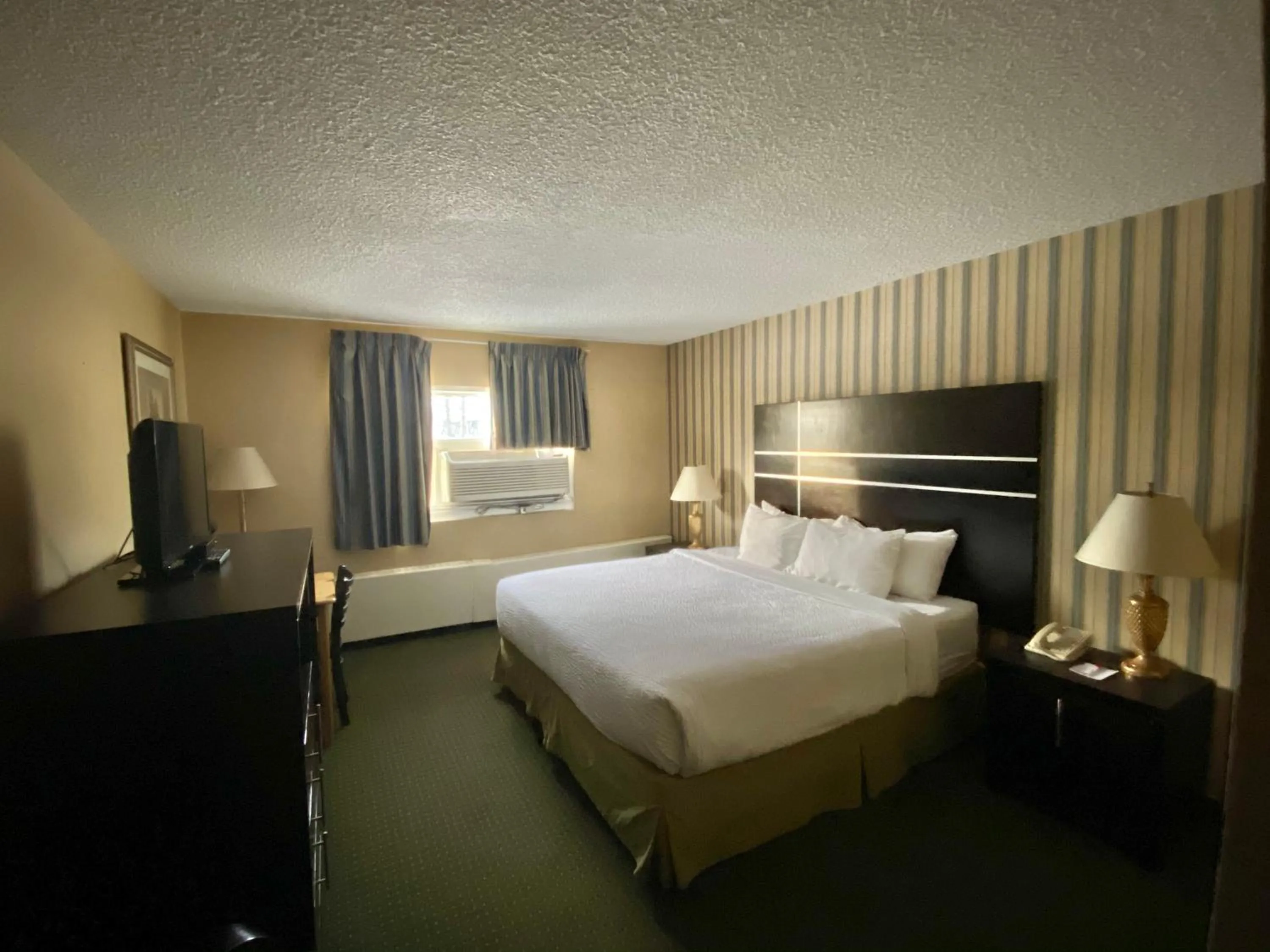 King Suite - Non-Smoking in Ramada by Wyndham Whitecourt