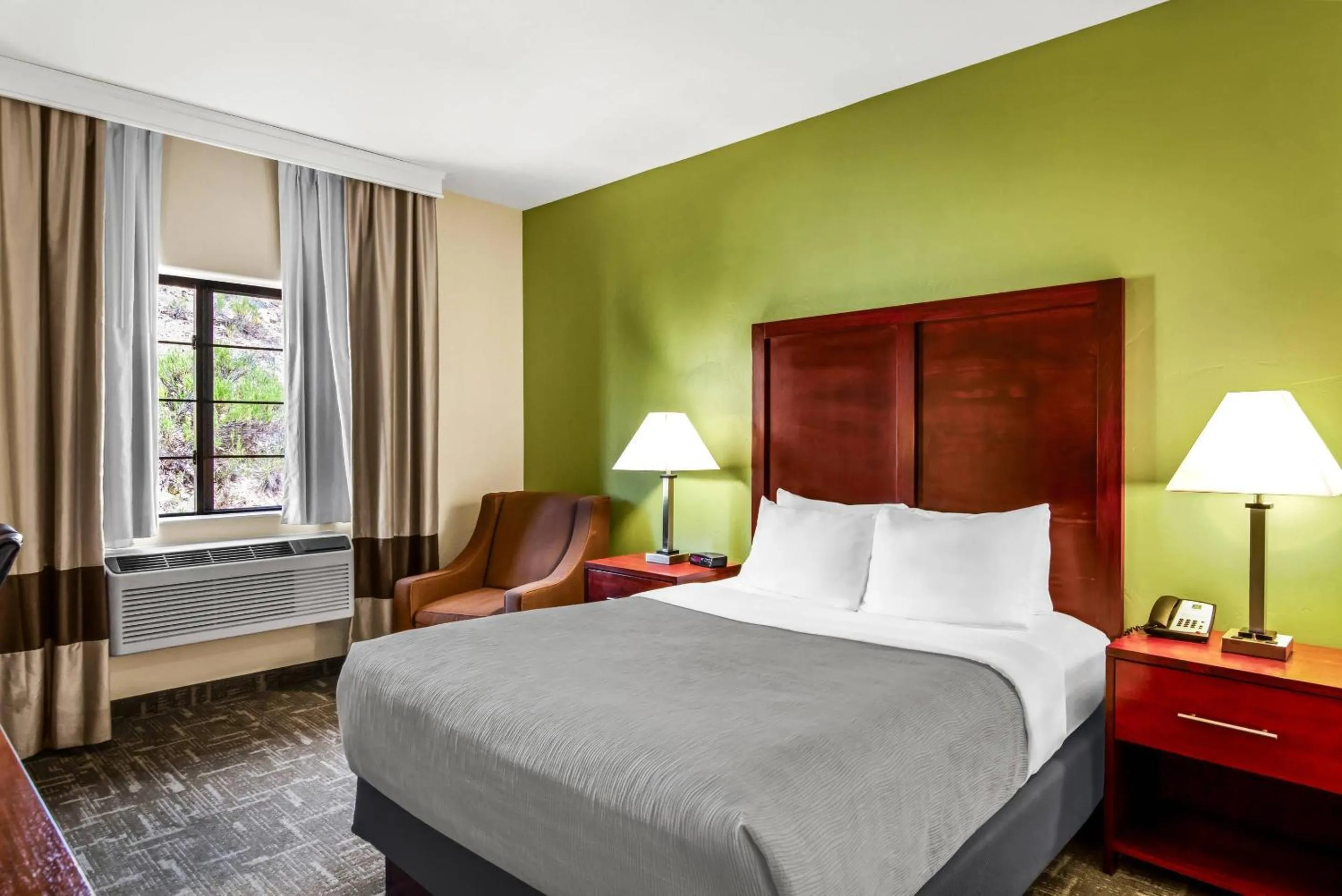 Queen Room - Disability Access/Non-Smoking in Quality Inn & Suites Vail Valley