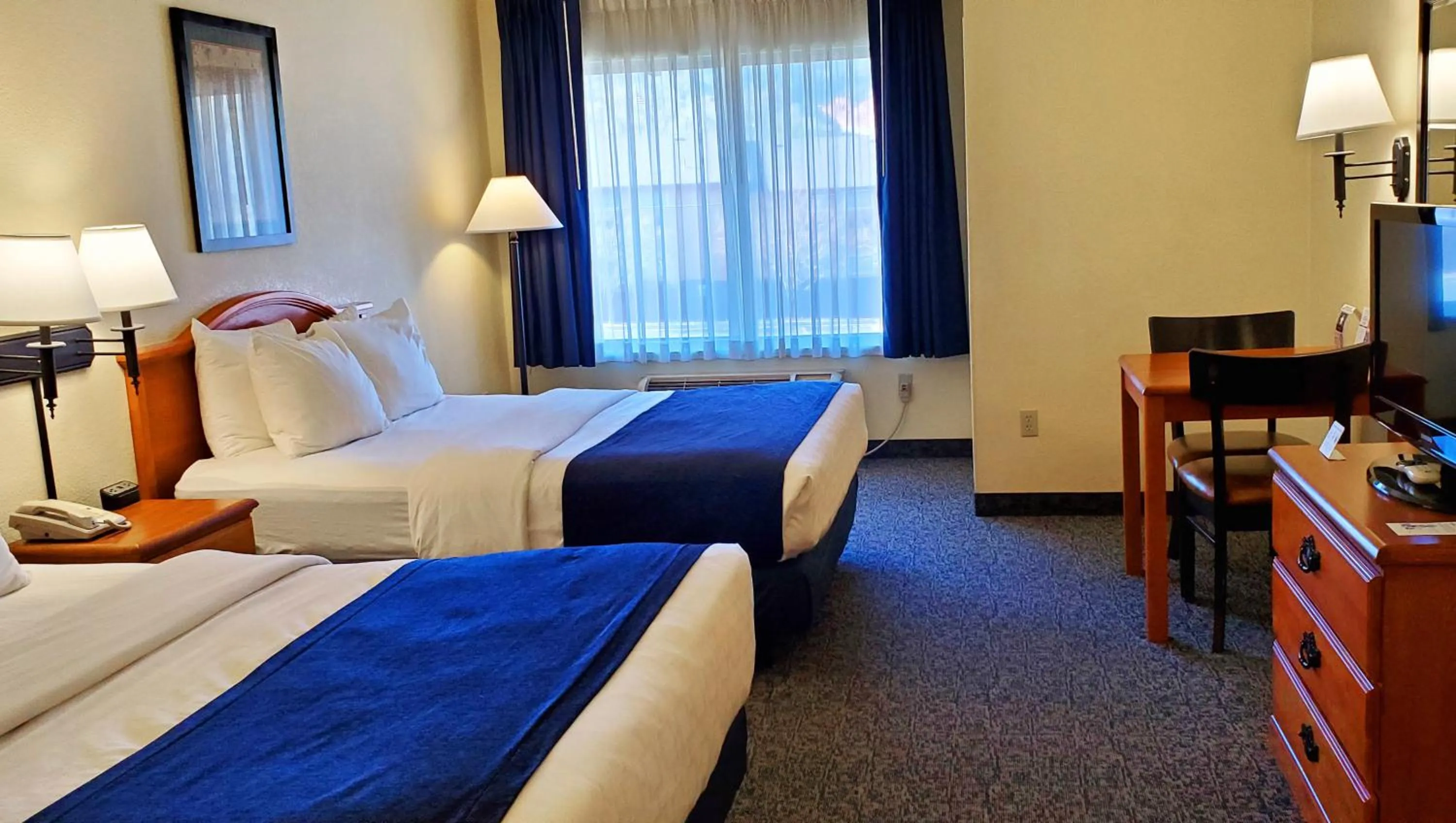 Quadruple Room with Mountain View in Magnuson Grand Pikes Peak