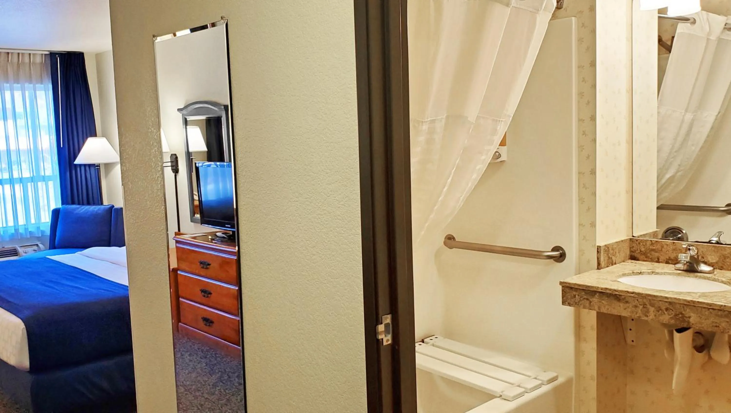 King Room - Disability Access in Magnuson Grand Pikes Peak