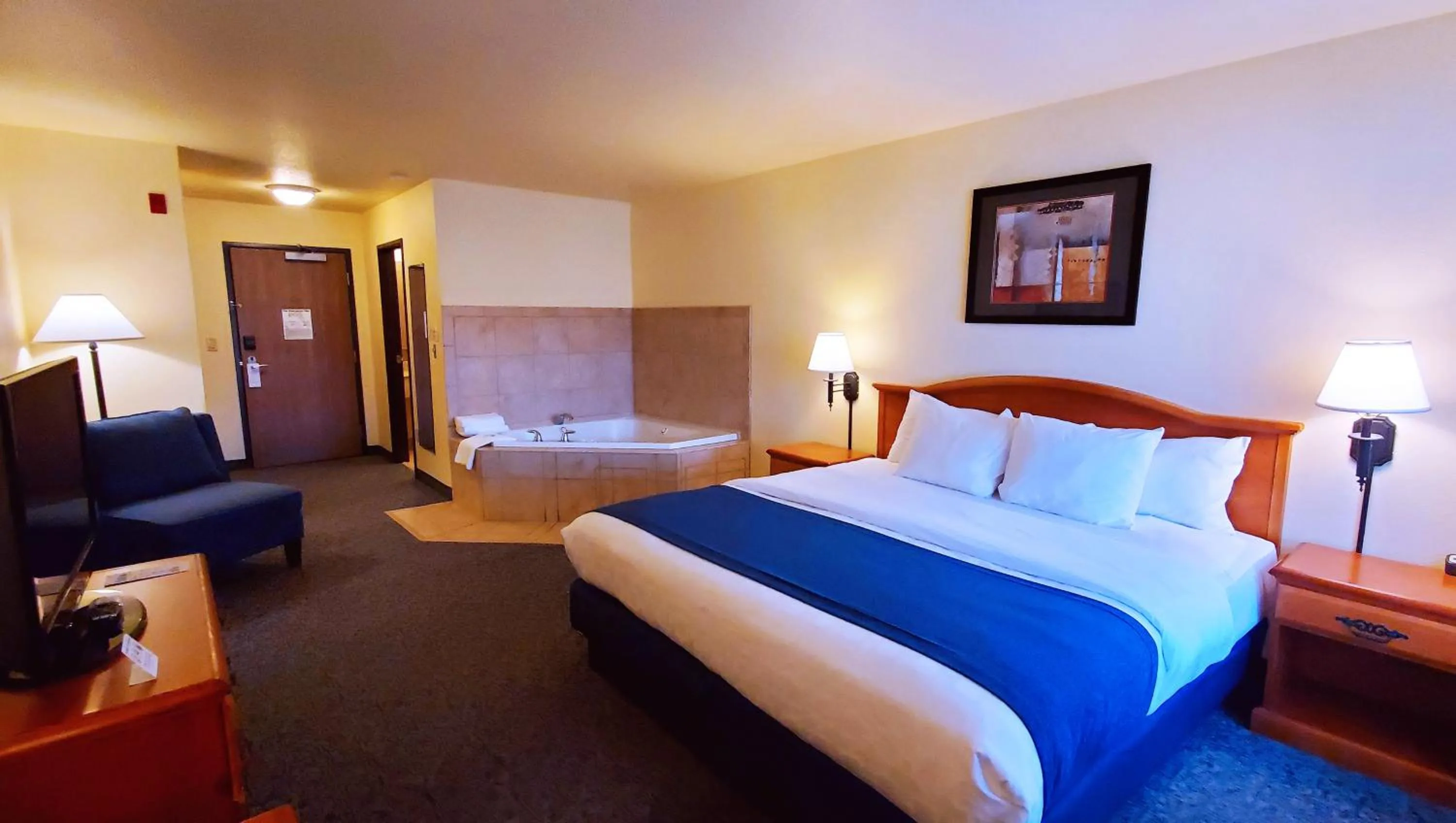 King Room with Spa Bath in Magnuson Grand Pikes Peak