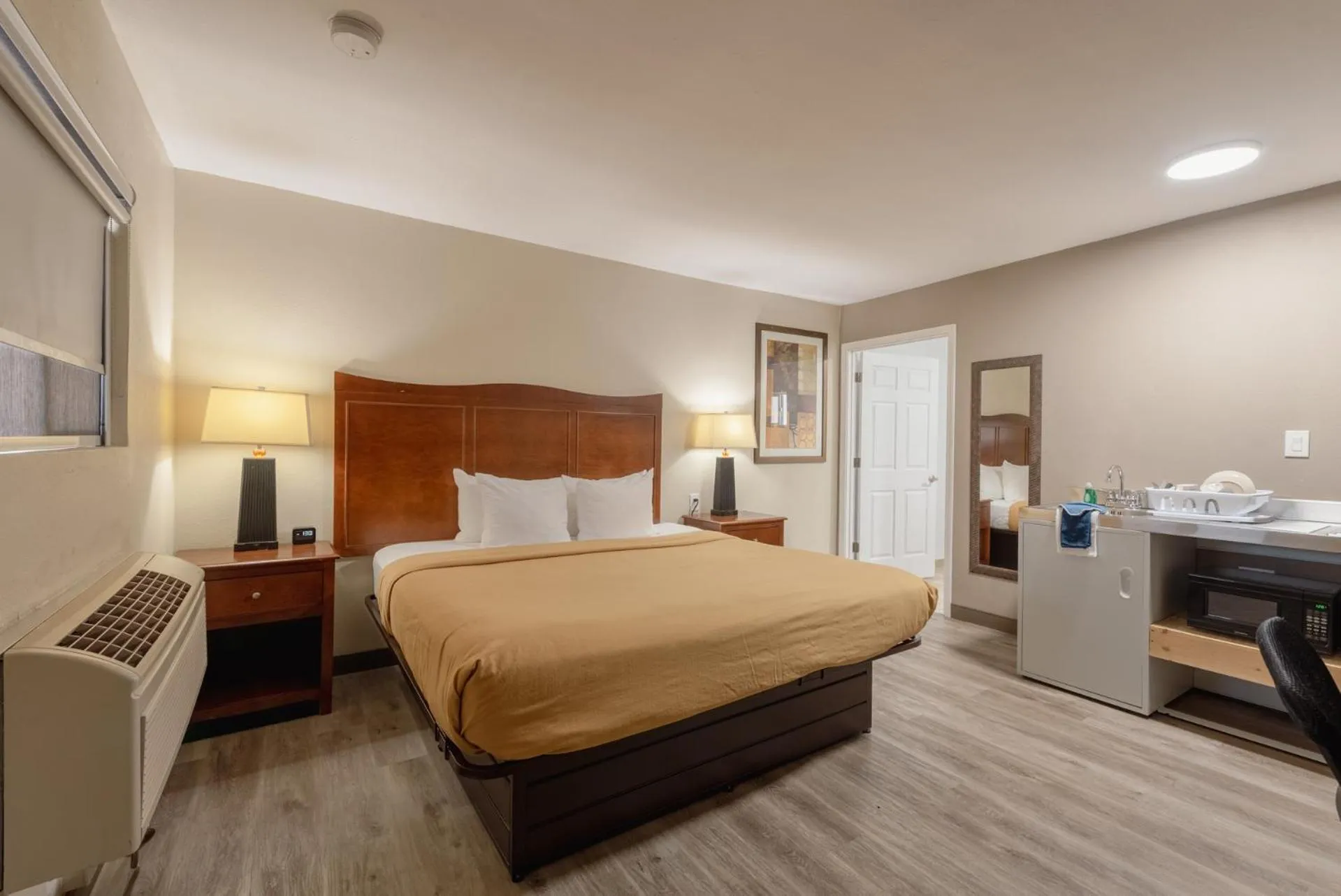 Queen Room - Accessible/Non-Smoking in Suburban Studios near Mesa Verde