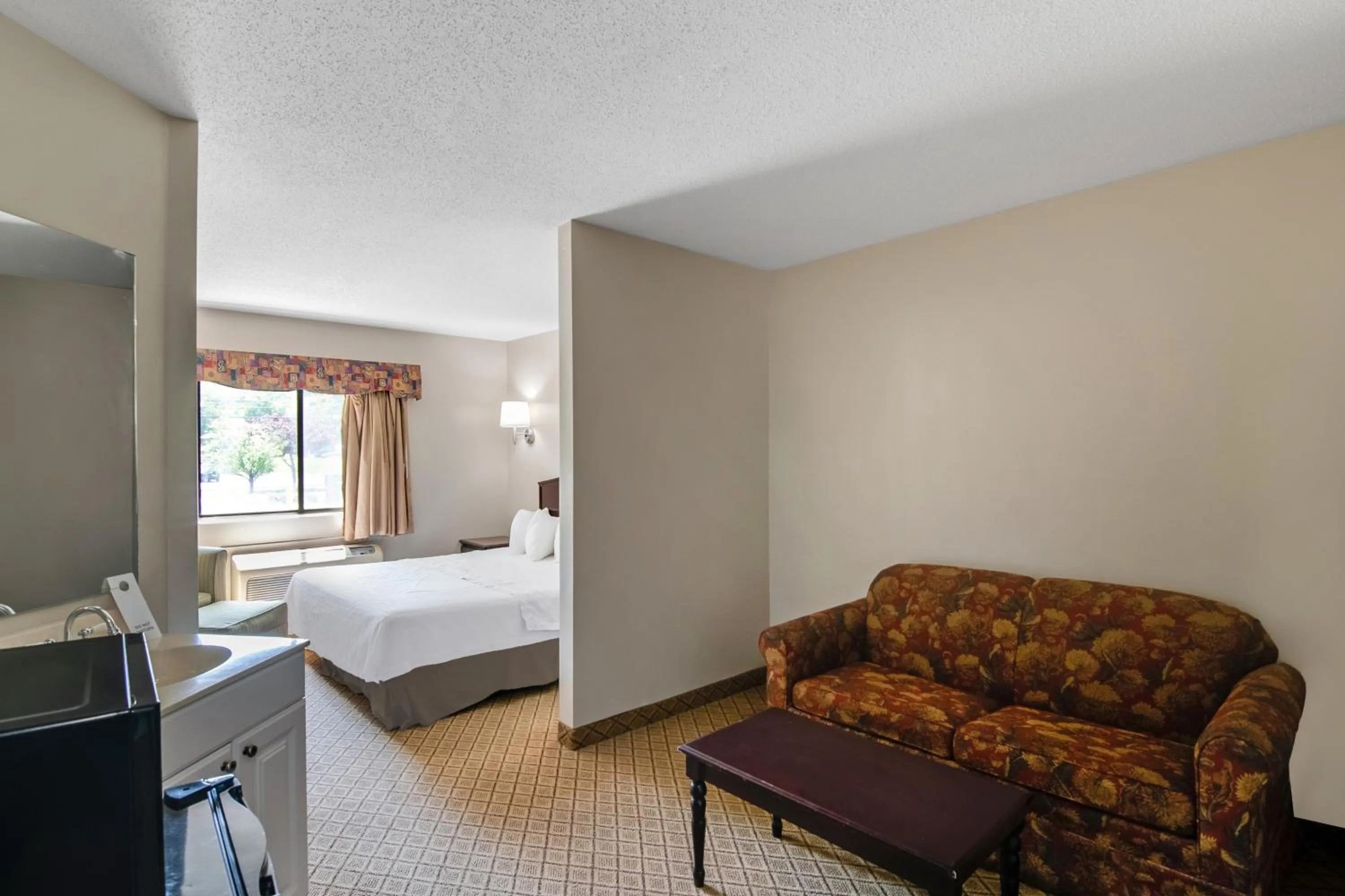 Deluxe Family Suite in Americas Best Value Inn Torrington, CT