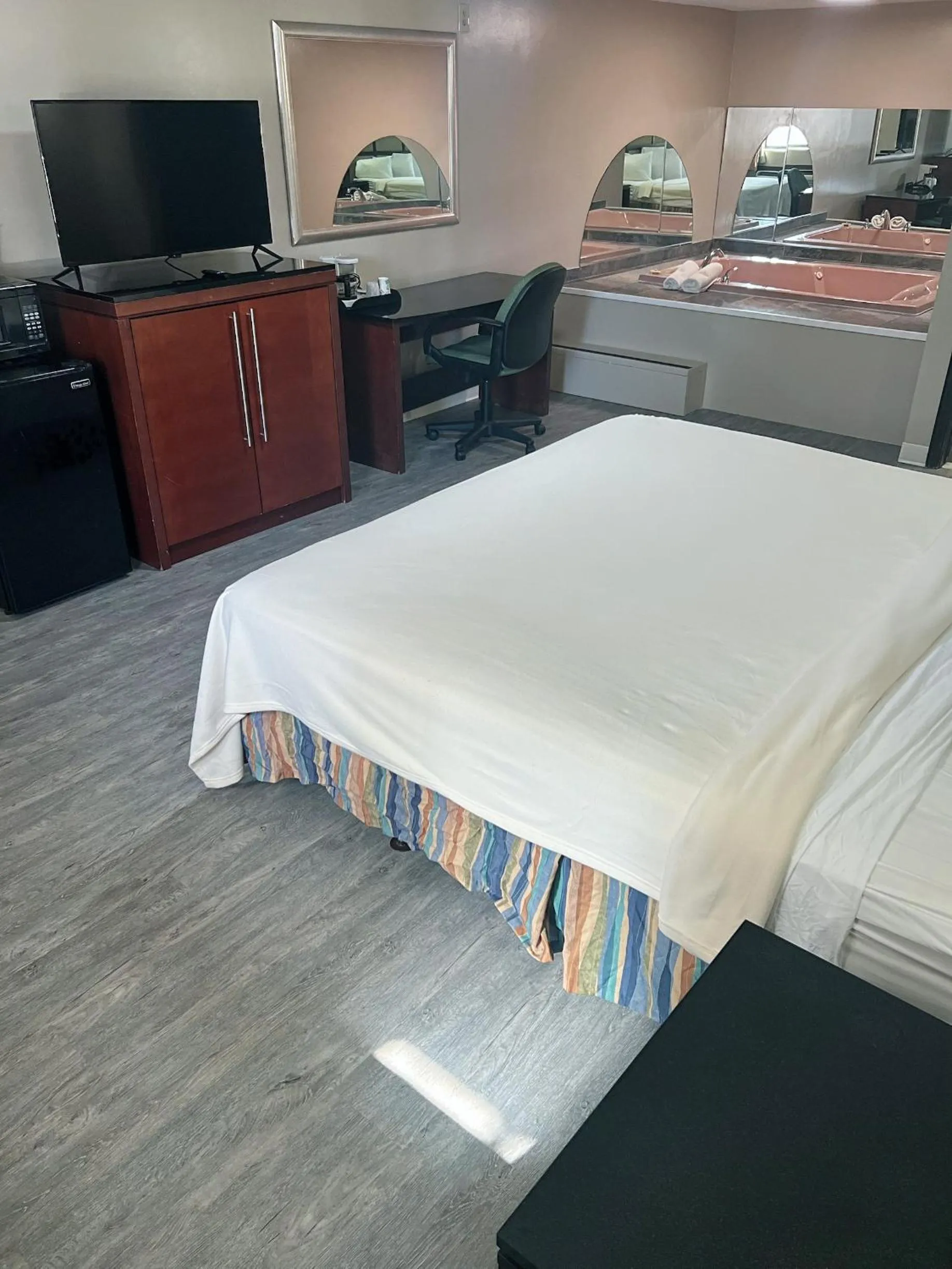 King Suite with Hot Tub - Non-Smoking in Americas Best Value Inn Torrington, CT