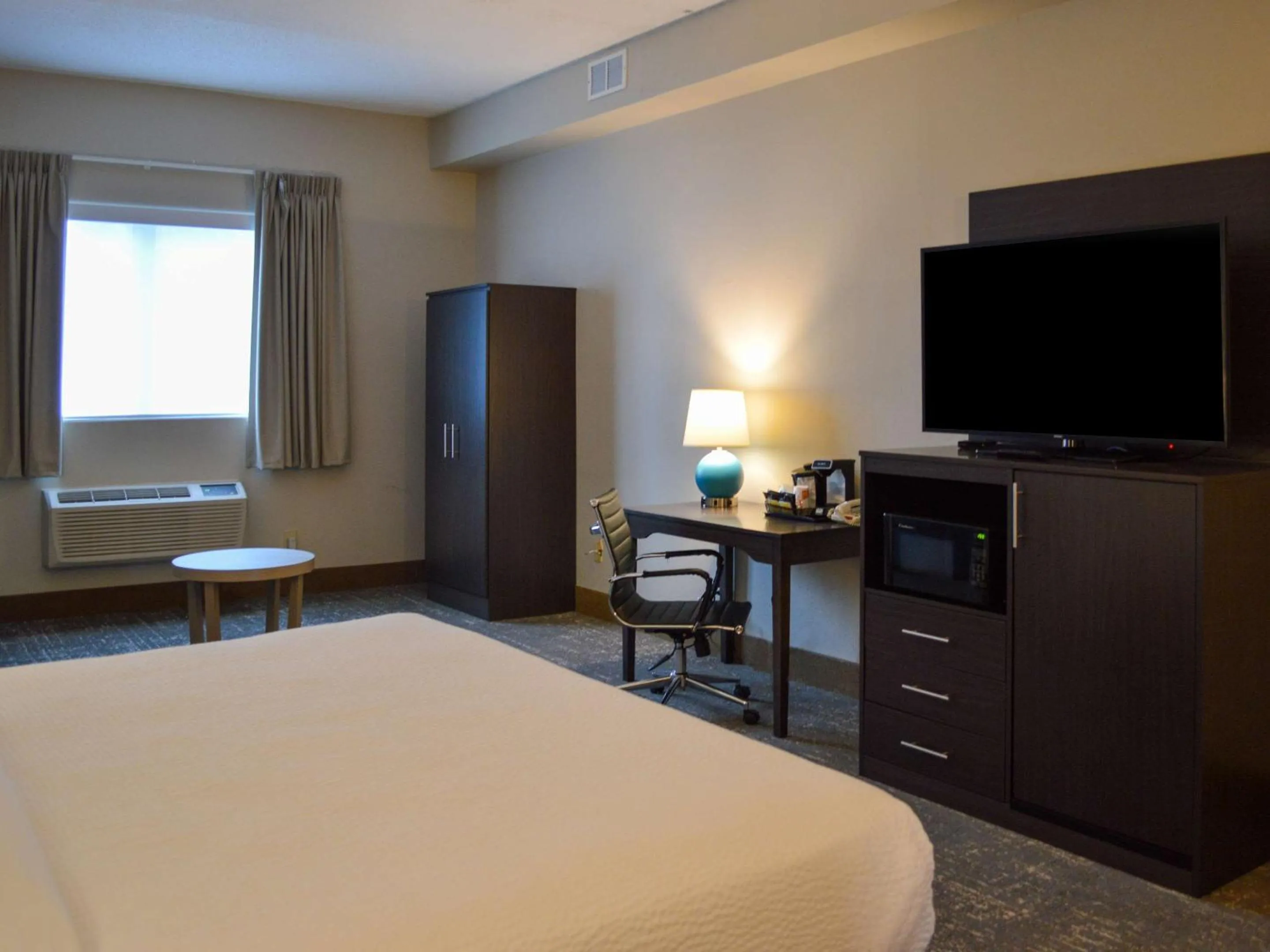 King Suite with Accessible Tub - Accessible/Non-Smoking in Country Inn & Suites by Radisson Rehoboth Beach - Dewey