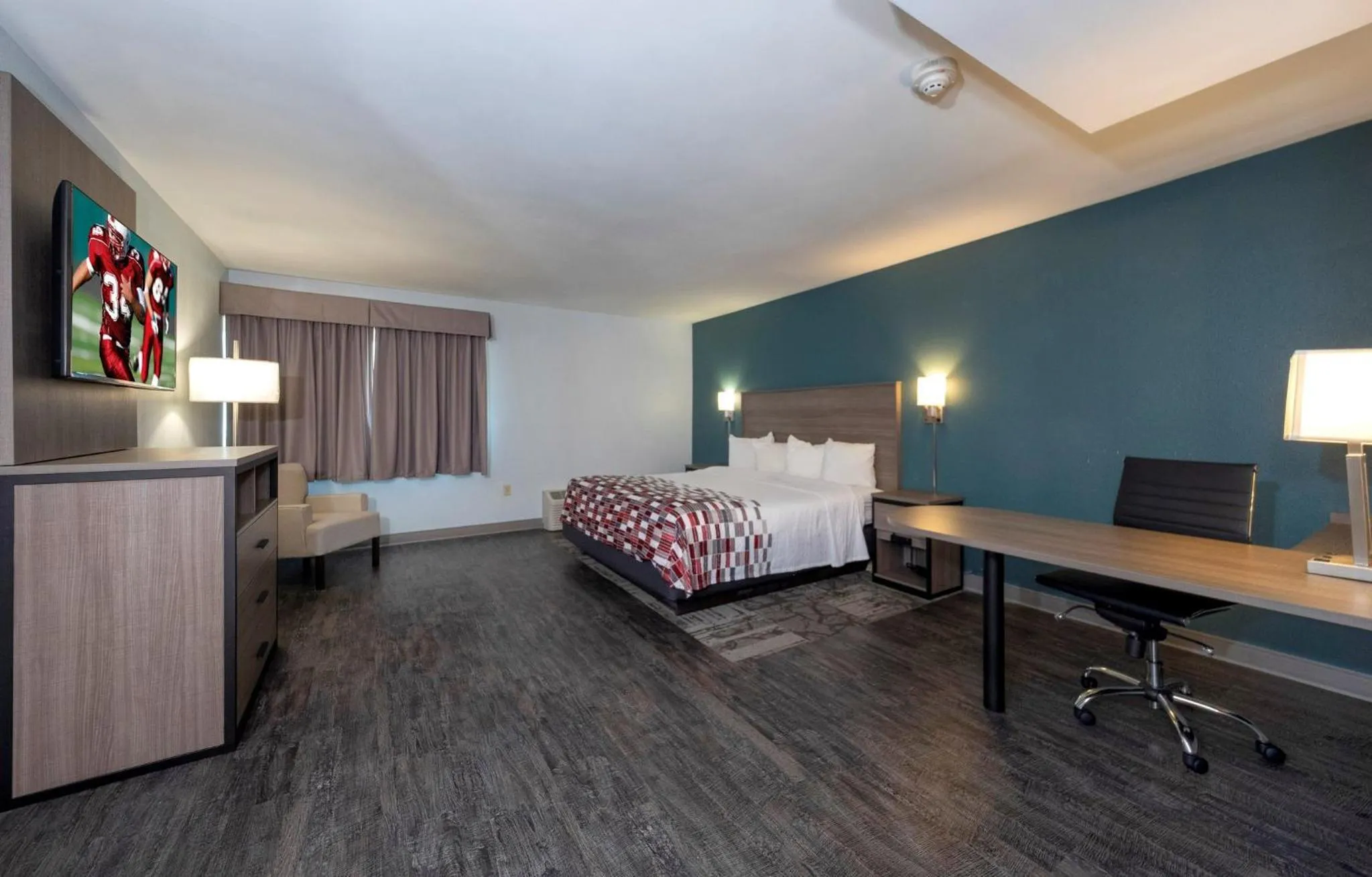 Superior King Room Smoke Free in Red Roof Inn & Suites Wilmington – New Castle