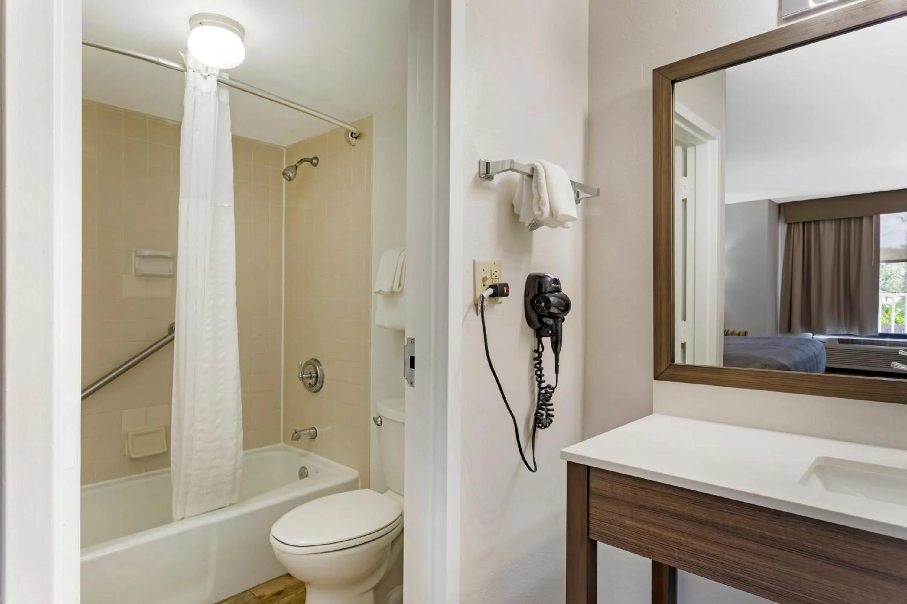 Queen Room with Two Queen Beds - Non Smoking in Quality Inn & Suites St Augustine Beach Area