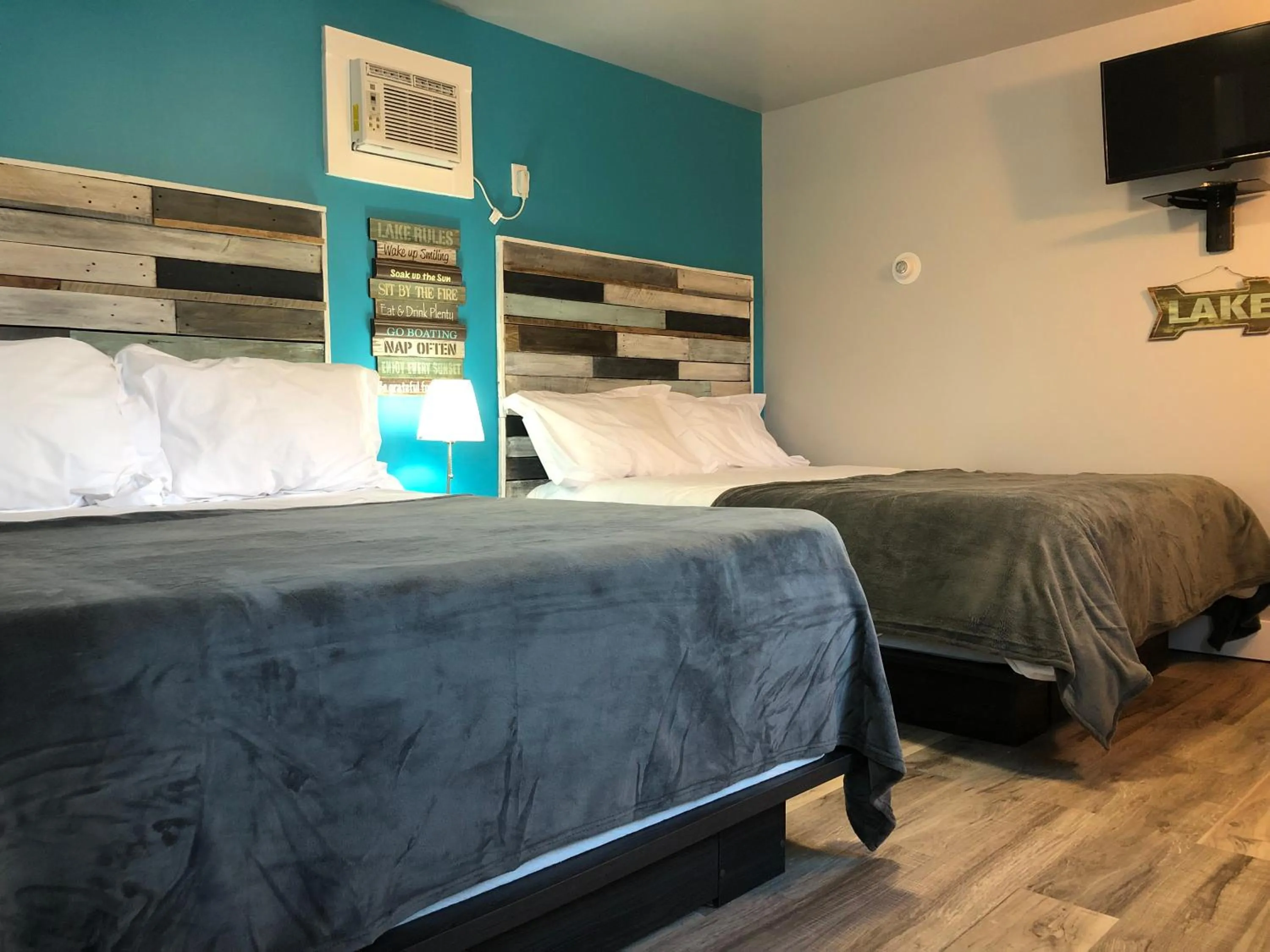 Family Room with Lake View in Alexander's Landing