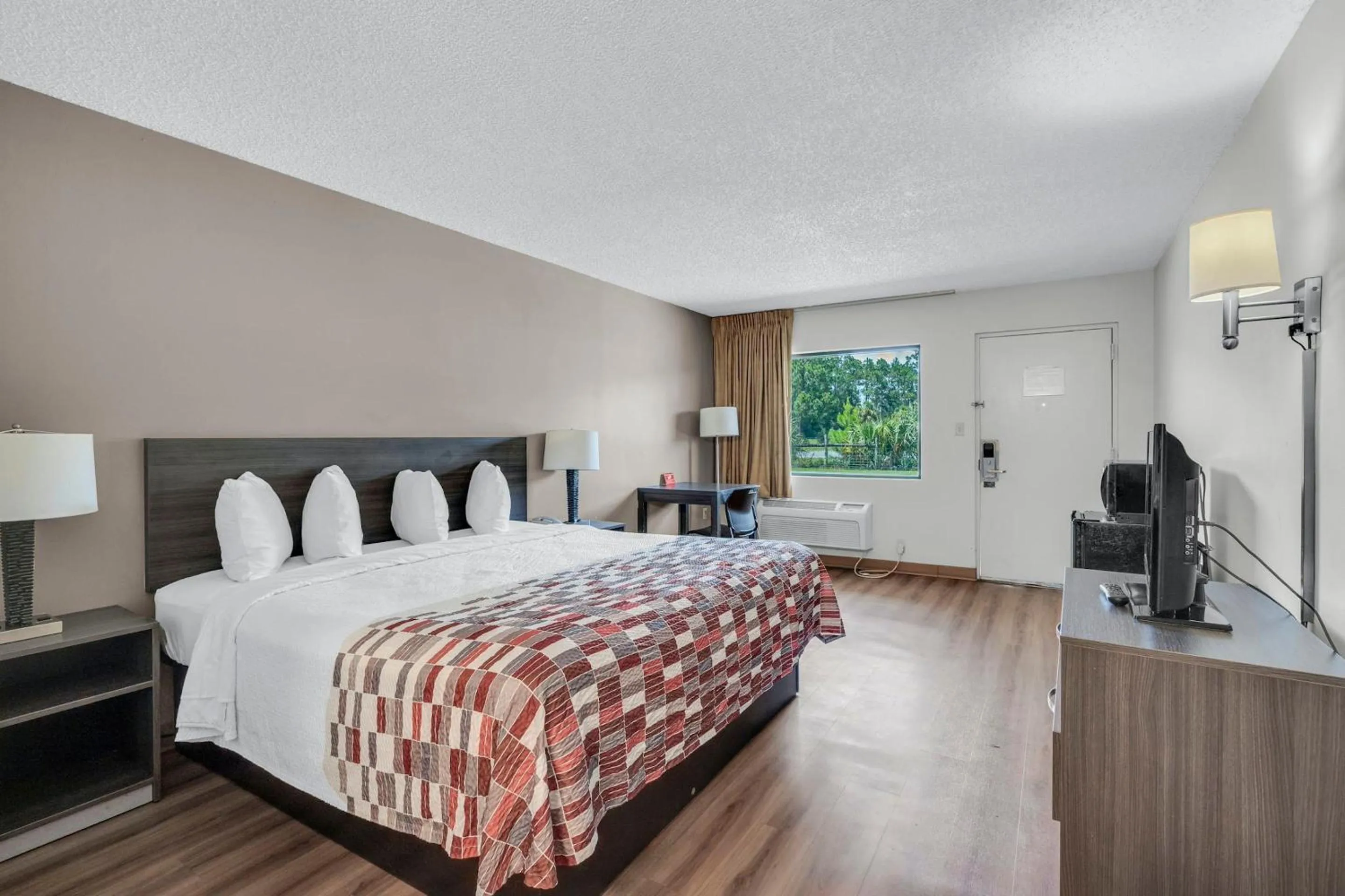  Deluxe King Room Non-Smoking in Red Roof Inn MacClenny