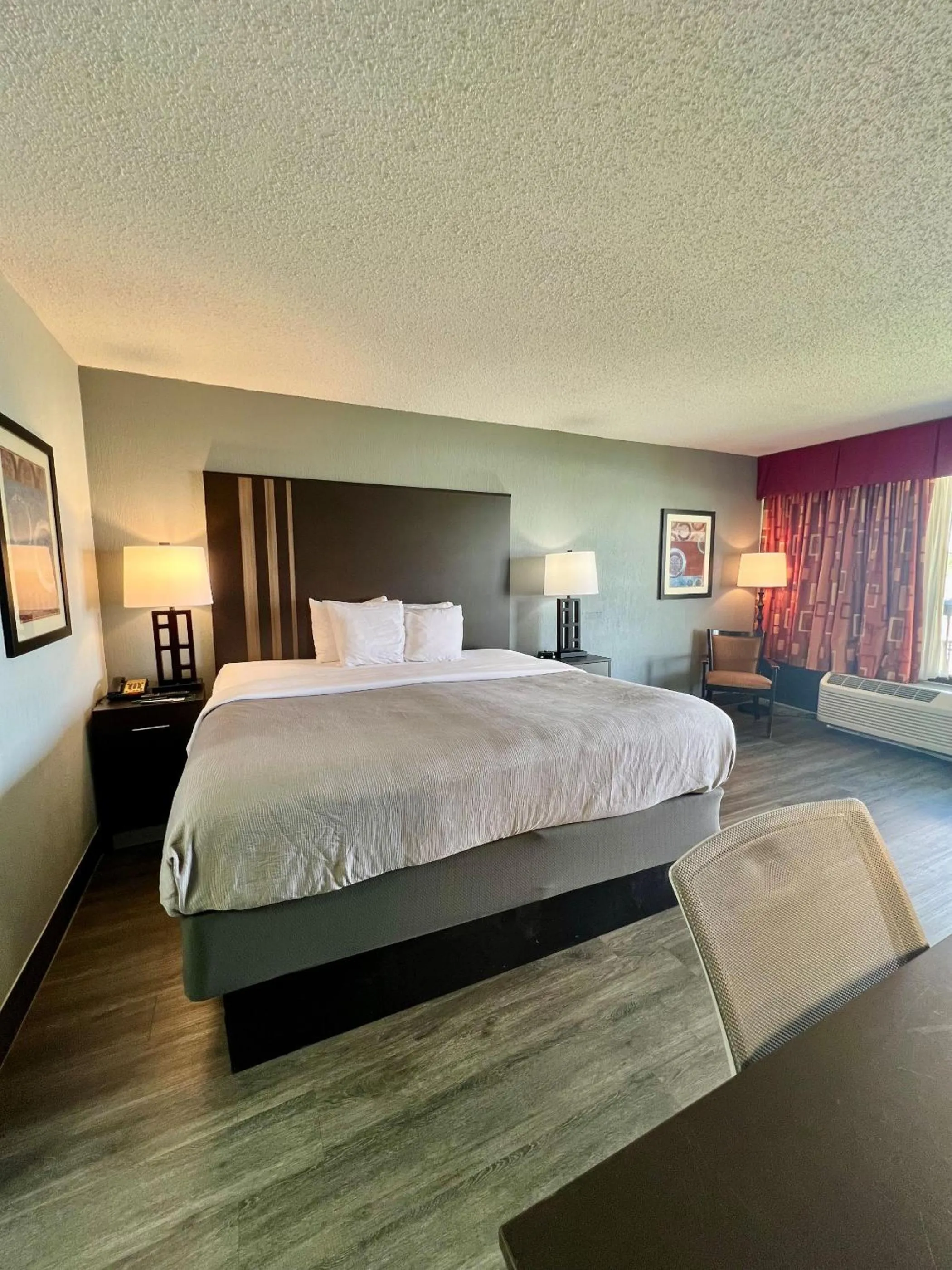 King Room with View - Non-Smoking in Quality Inn & Suites Gulf Breeze Bayside near Pensacola Beach