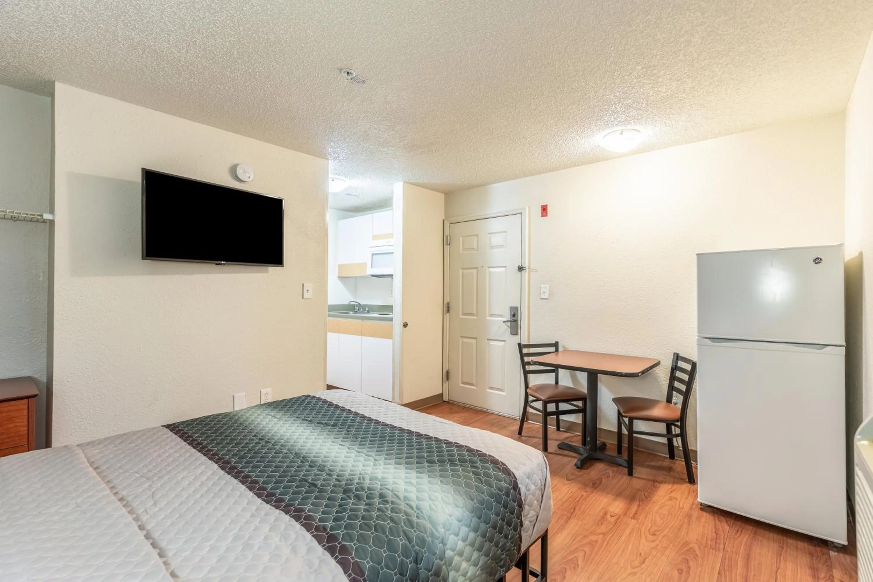 Studio Queen Room Non-Smoking in HomeTowne Studios by Red Roof Orlando - Casselberry