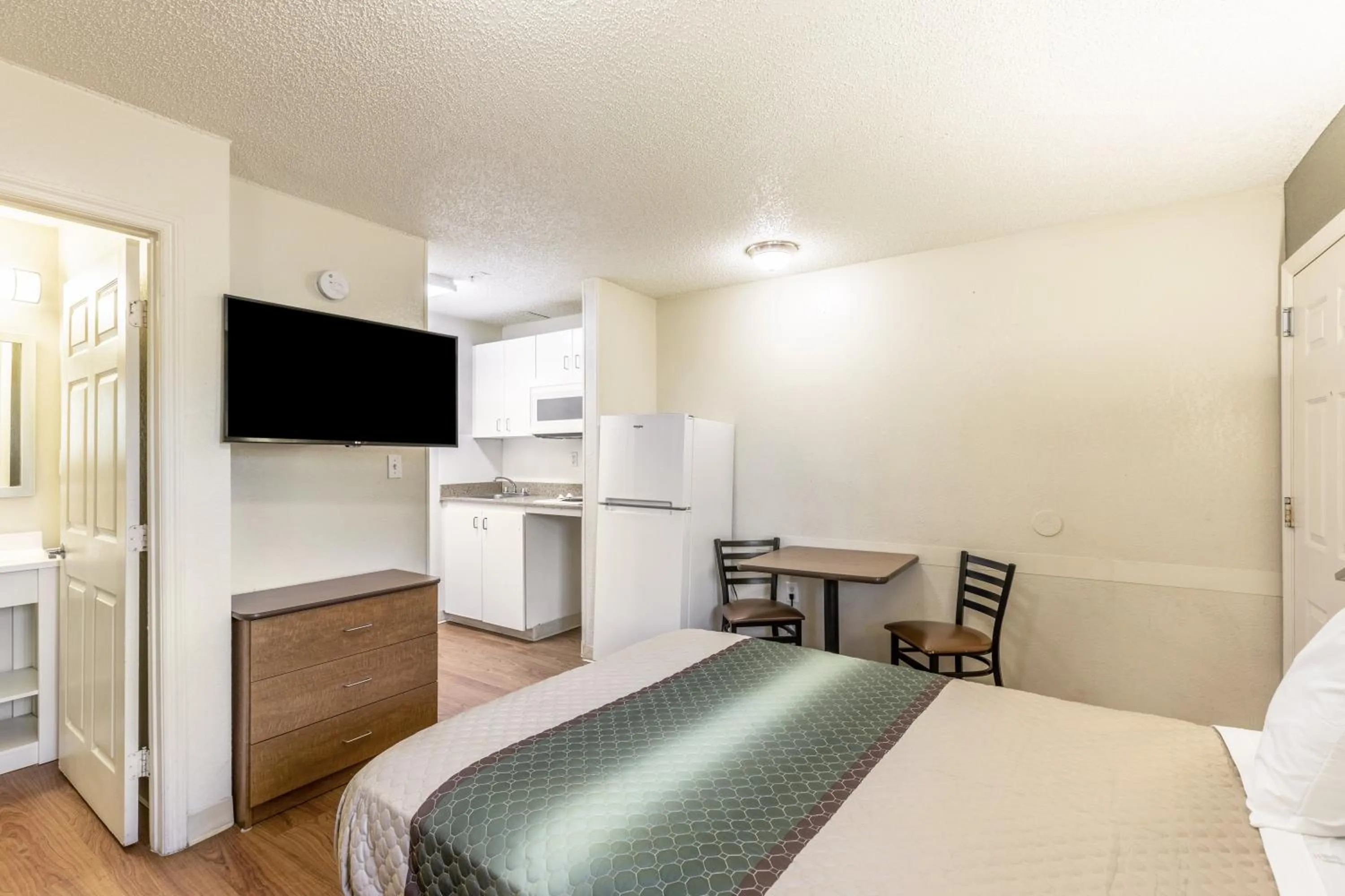 Studio Room with Two Double Beds Non-Smoking in HomeTowne Studios by Red Roof Orlando - Casselberry