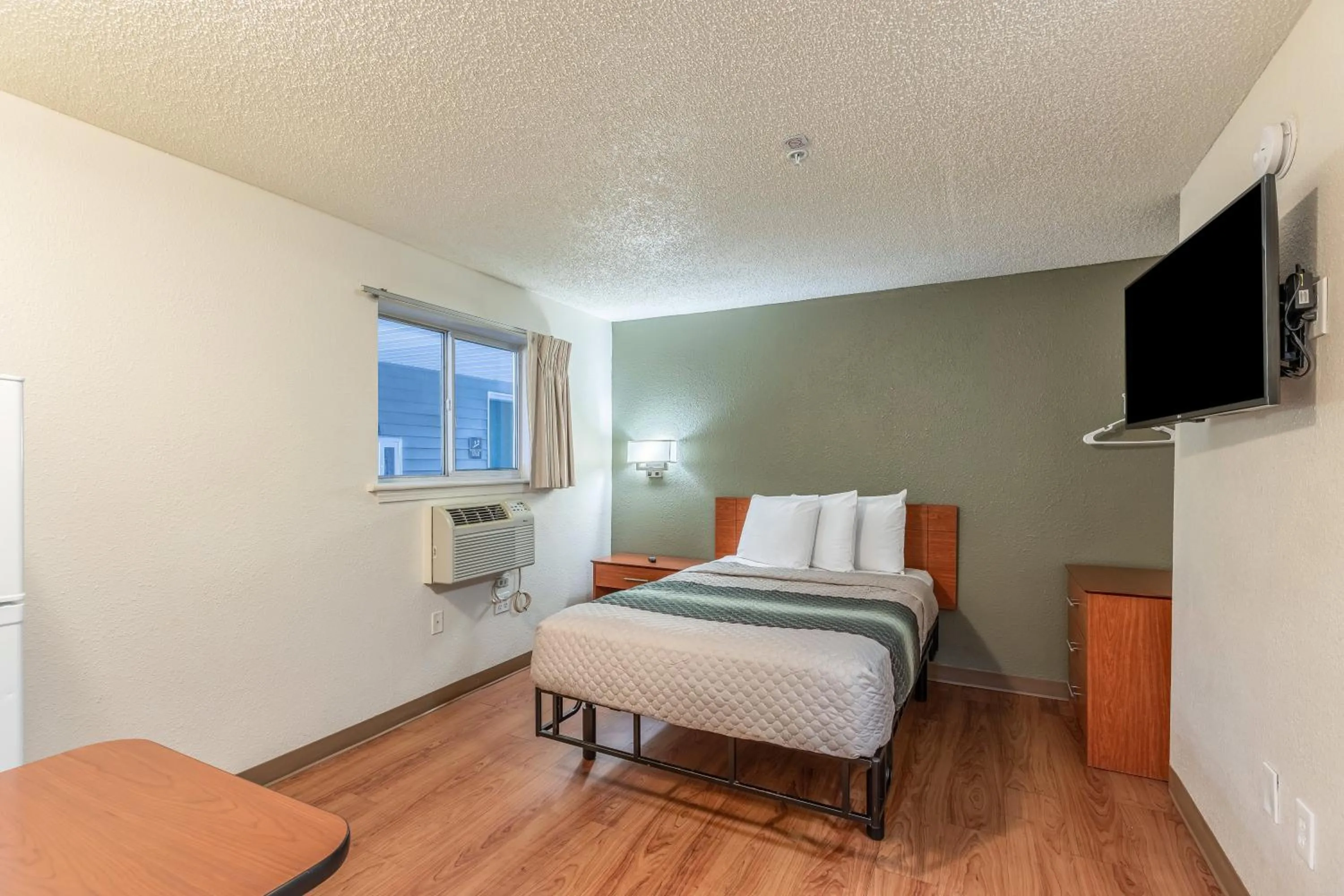 Studio Queen Room Disability Access Non-Smoking in HomeTowne Studios by Red Roof Orlando - Casselberry