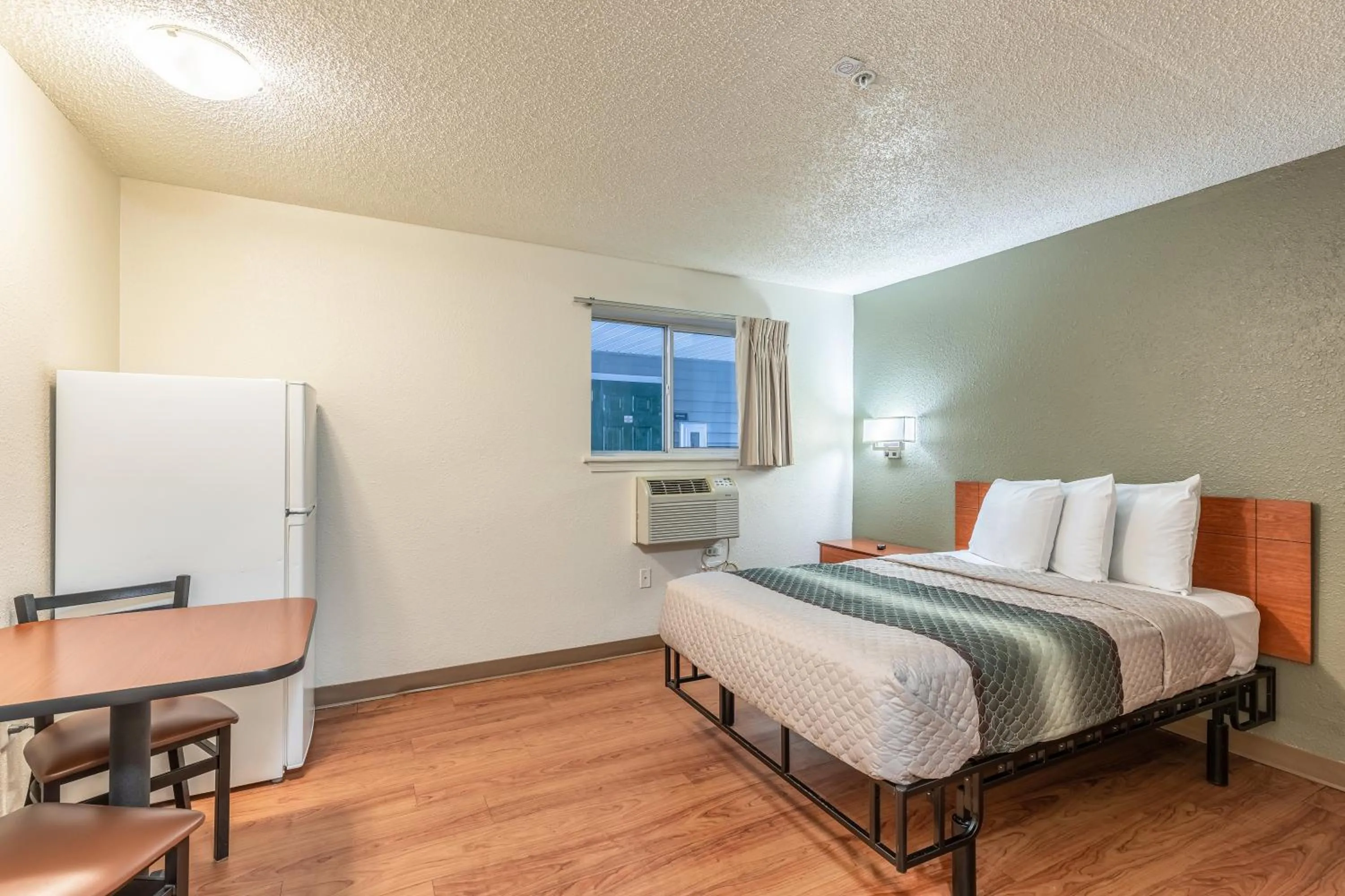 Studio Queen Room Smoking in HomeTowne Studios by Red Roof Orlando - Casselberry