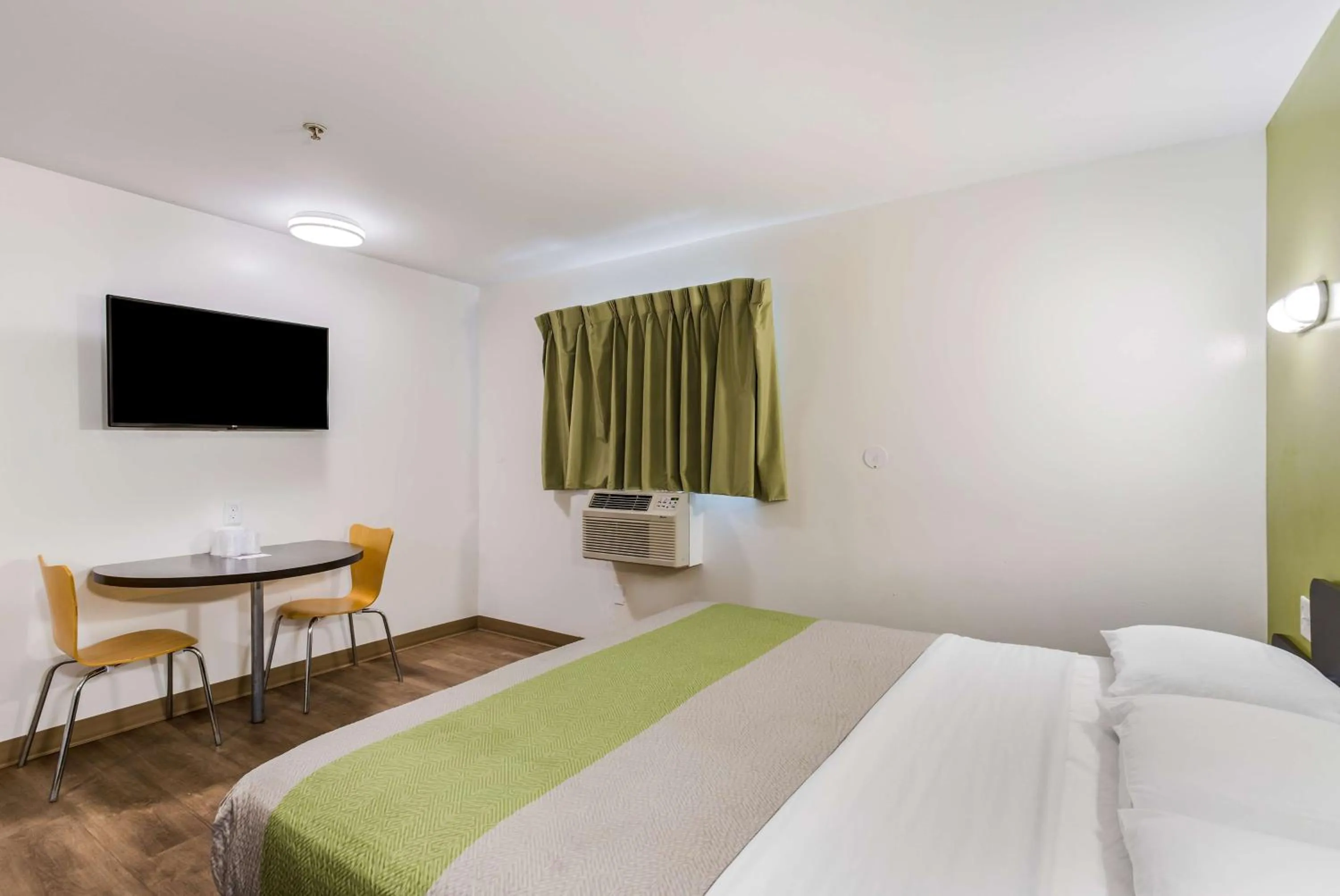 King Room - single occupancy - Non-Smoking in Motel 6-Jacksonville, FL - South