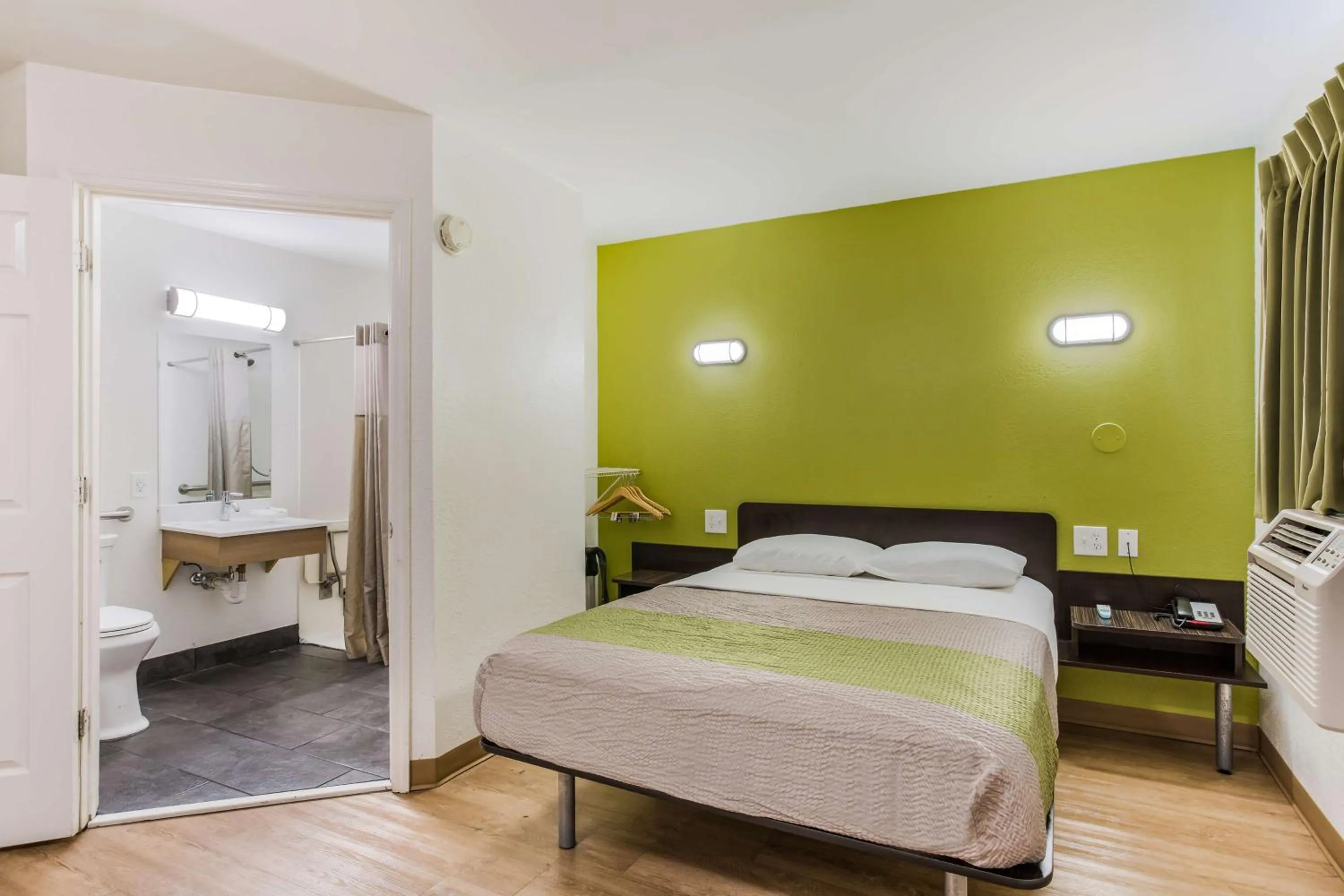 Queen Room - single occupancy - Smoking in Motel 6-Jacksonville, FL - South