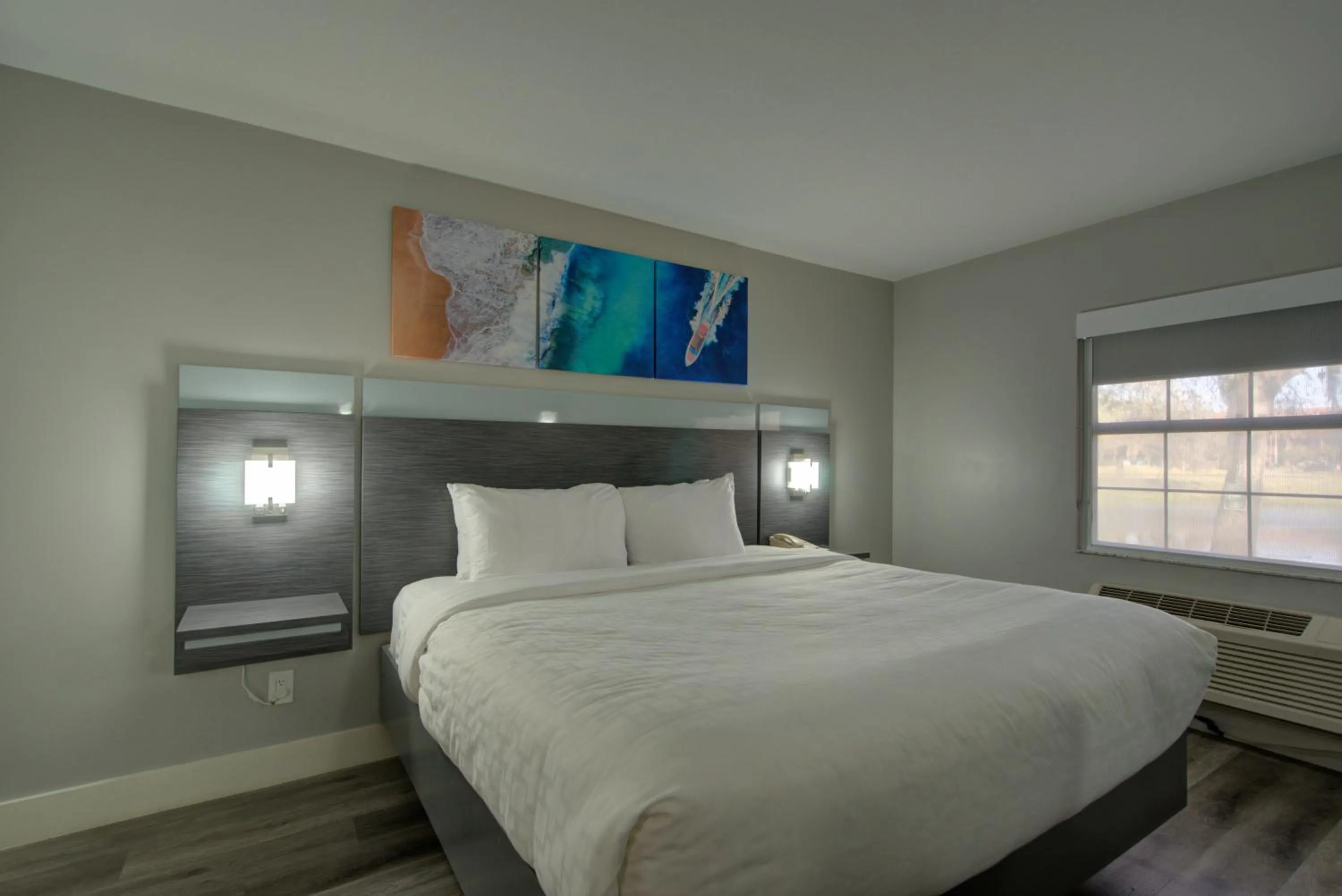 King Room - Non-Smoking - First Level in Clarion Pointe Tampa-Brandon Near Fairgrounds and Casino