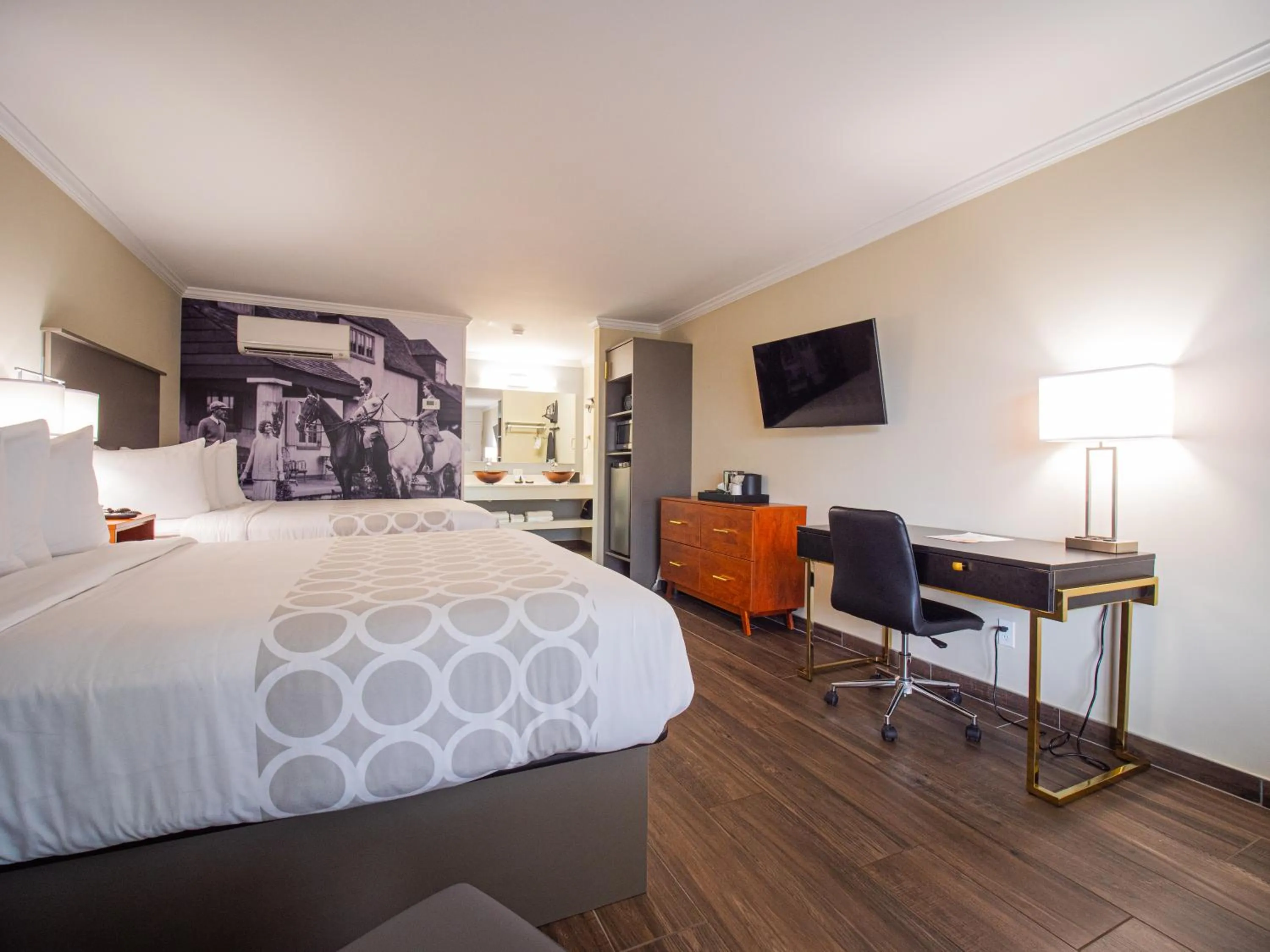 Two Queen Standard in Equus Inn I75