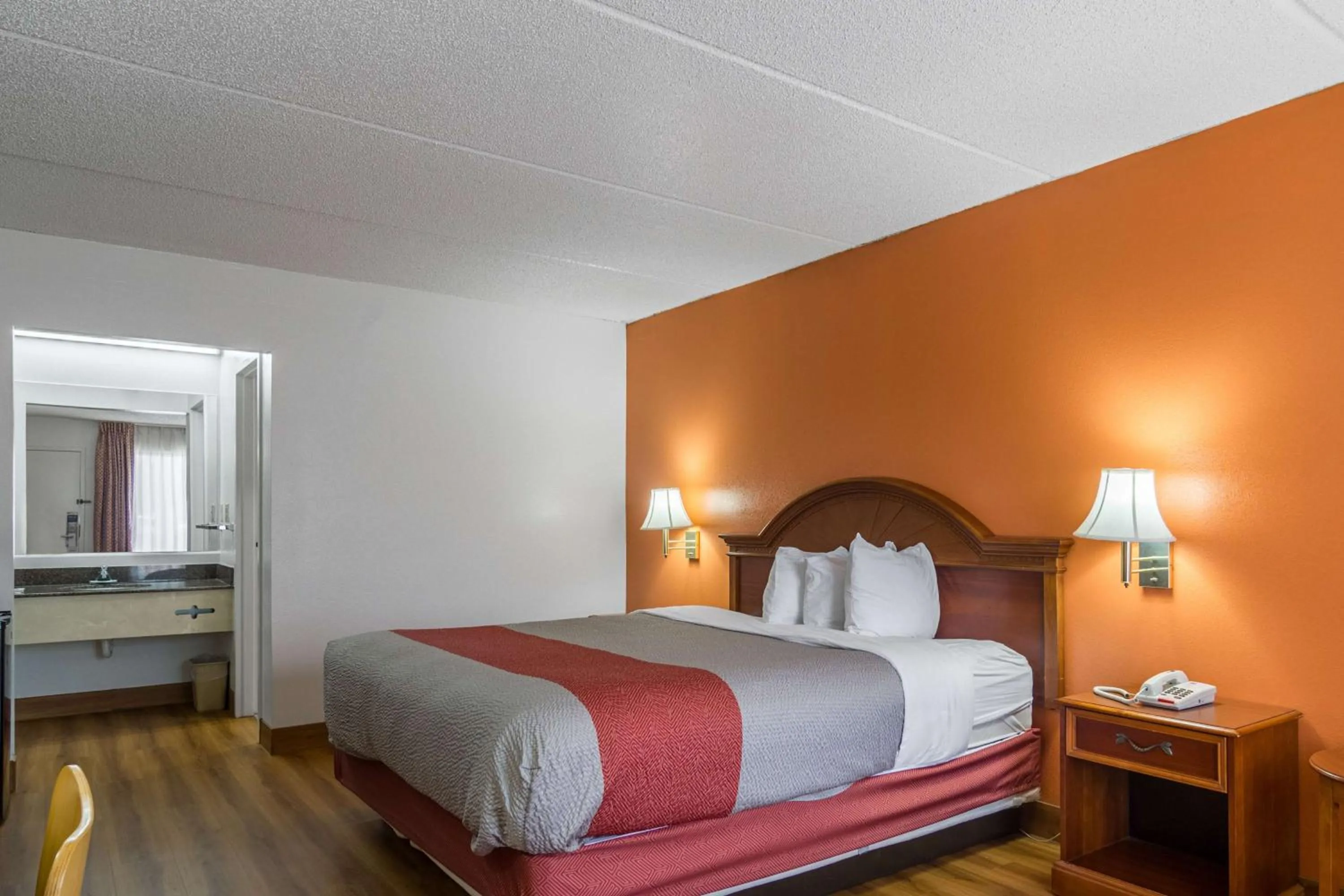 King Room with Roll-in Shower - single occupancy - Disability Access - Non-Smoking in Motel 6 Waycross
