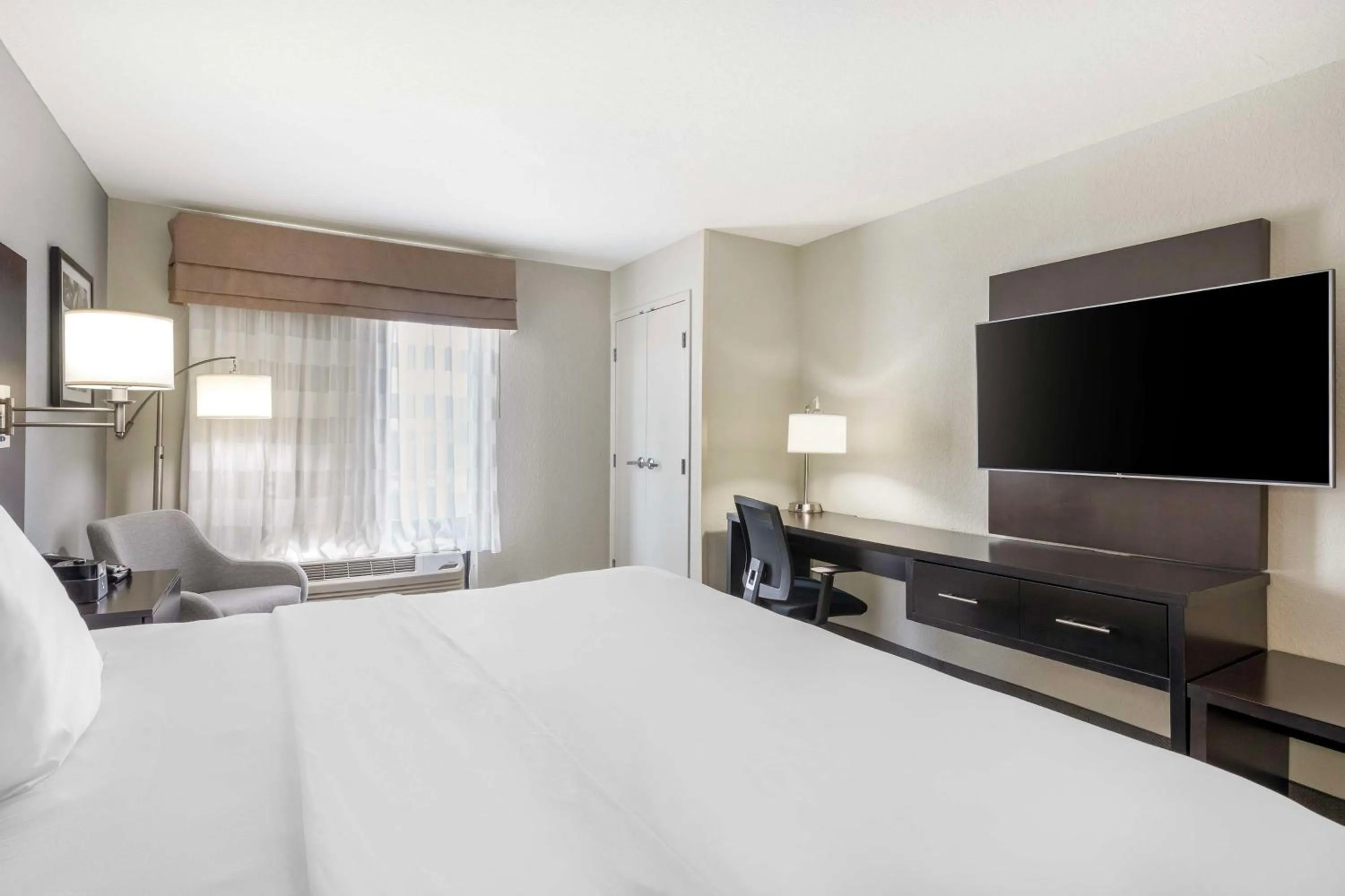 King Room with Bath Tub - Mobility Accessible/Non-Smoking in Best Western Plus Fairburn Atlanta Southwest