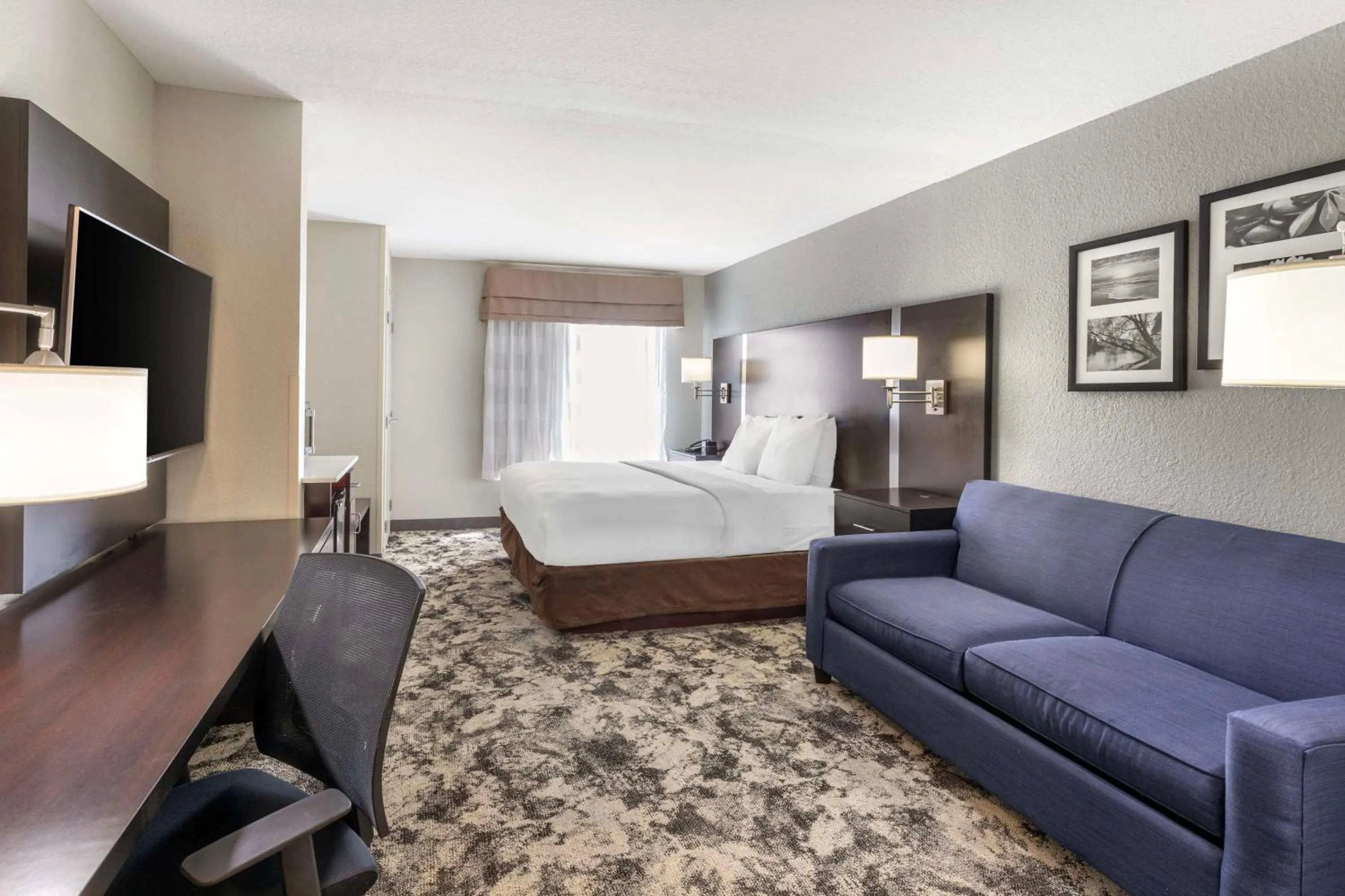 King Room with Sofa in Best Western Plus Fairburn Atlanta Southwest