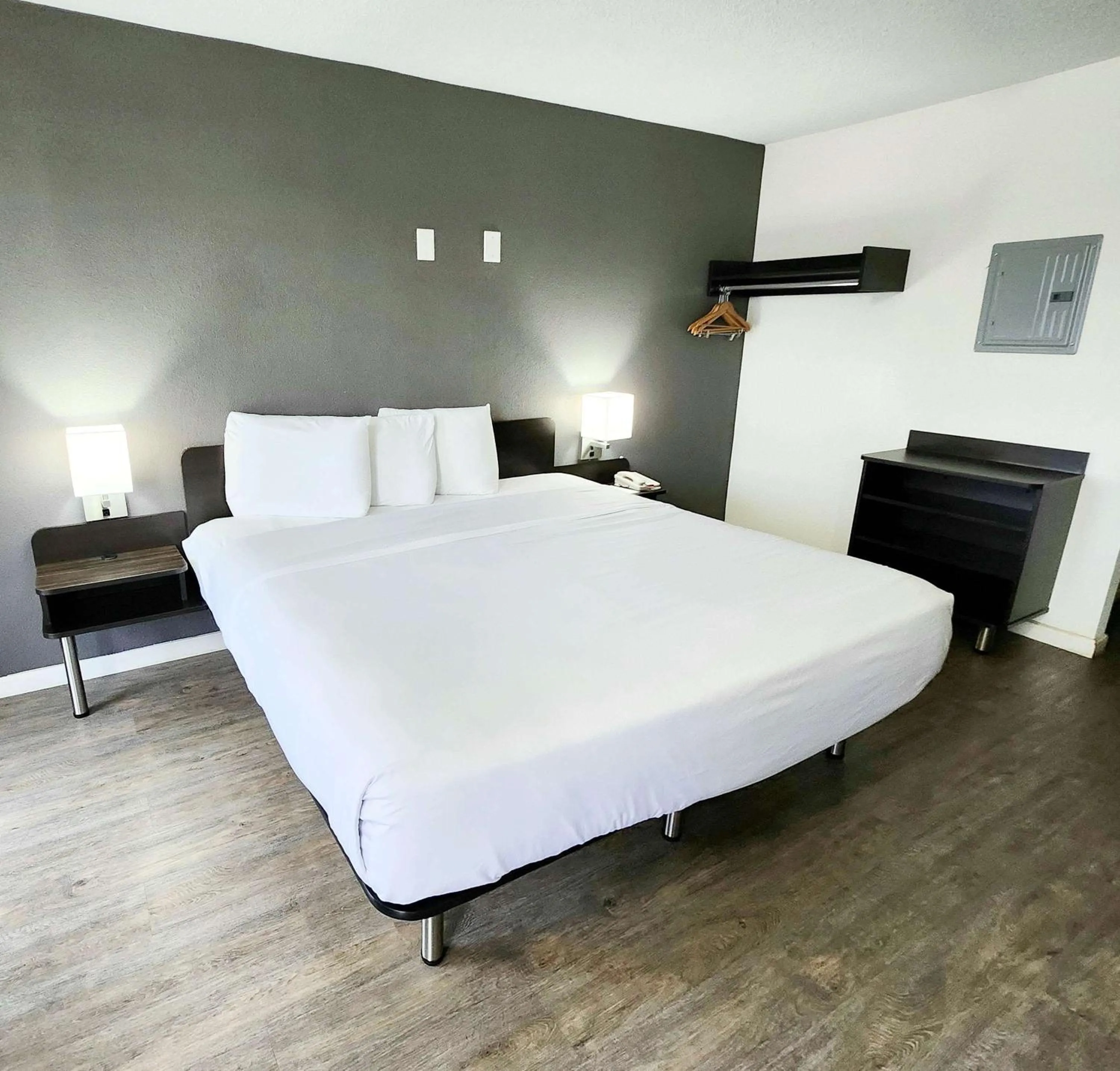 King Room - single occupancy - Non-Smoking in Motel 6-Columbus, GA - Downtown