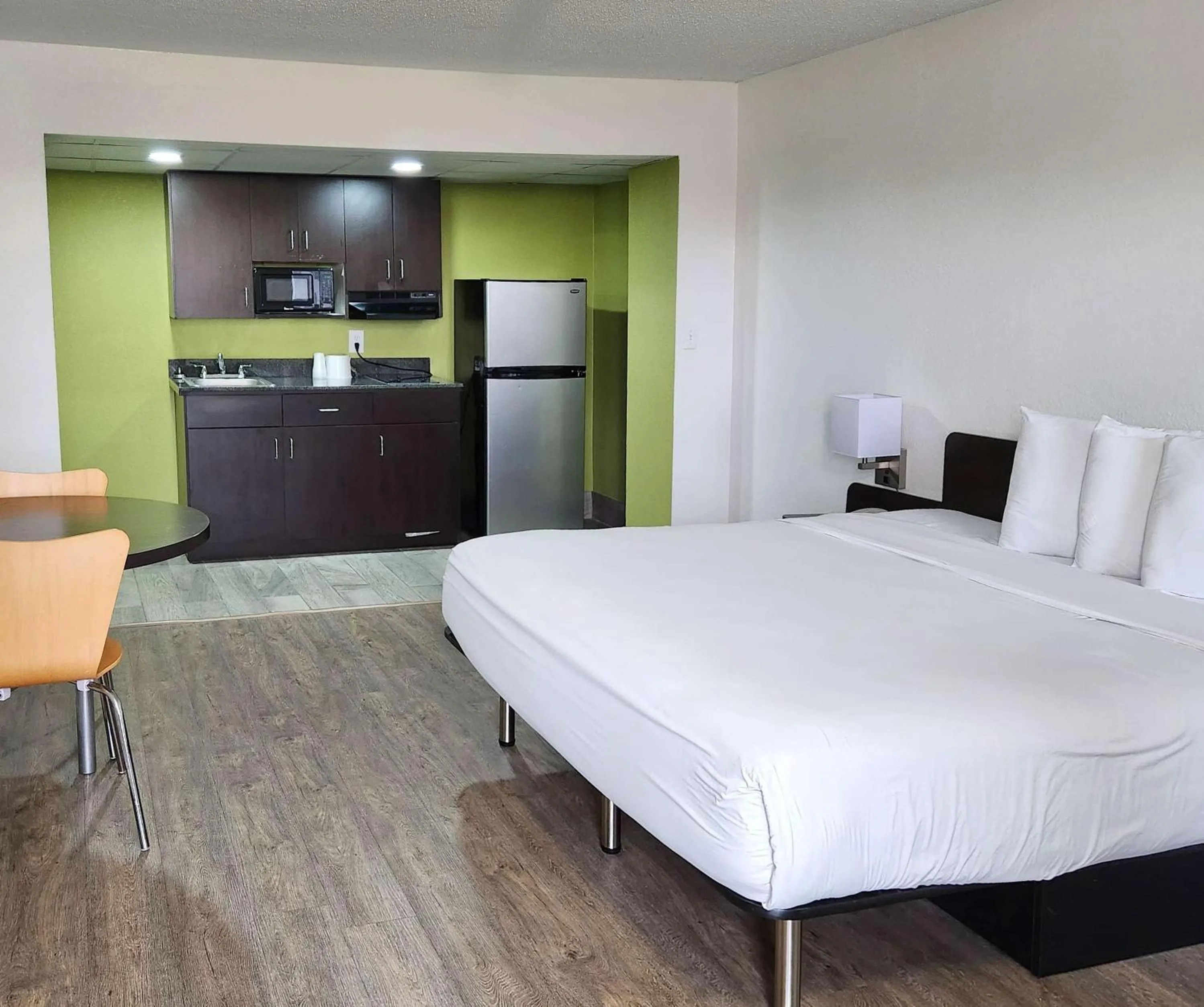 King Room with Roll-in Shower - single occupancy - Disability Access - Non-Smoking in Motel 6-Columbus, GA - Downtown