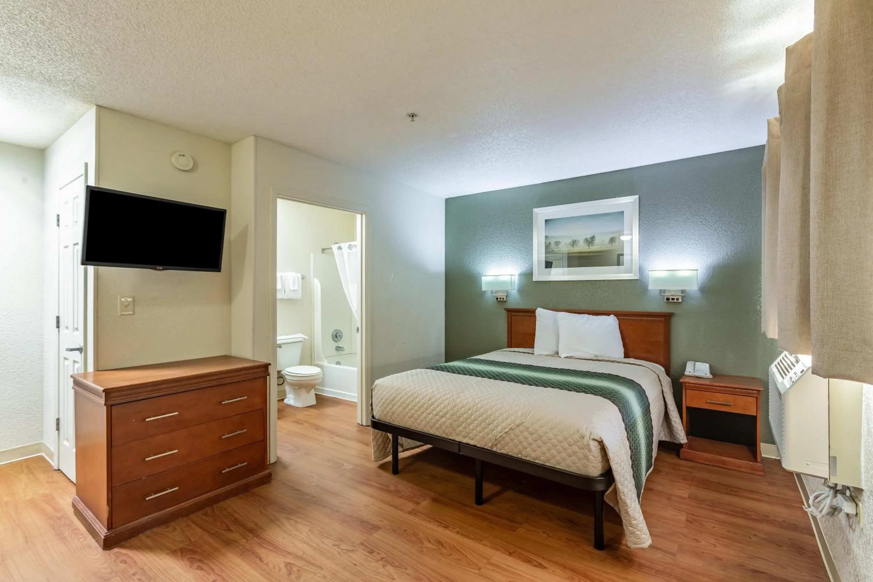 Studio Queen Room Non-Smoking in HomeTowne Studios by Red Roof Atlanta - Chamblee