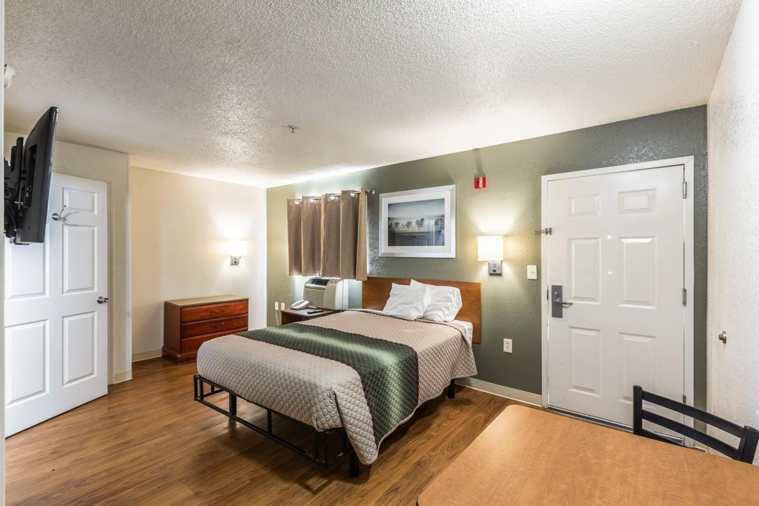 Studio Queen Room Smoking in HomeTowne Studios by Red Roof Atlanta - Chamblee