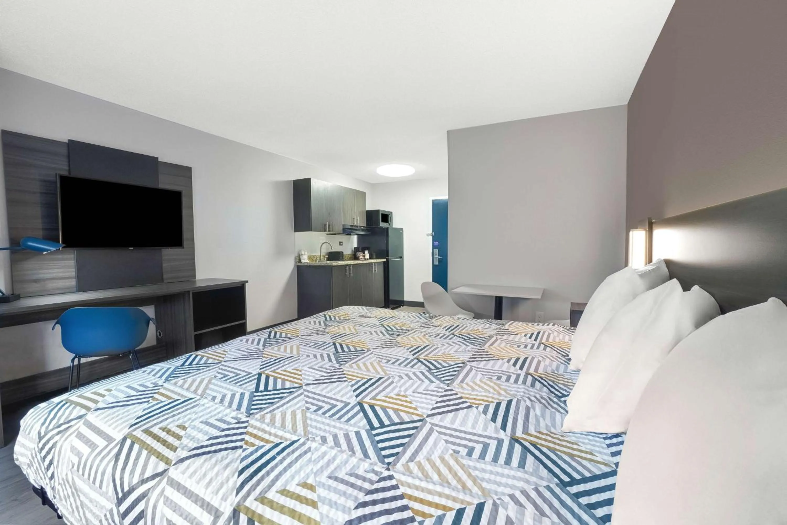 King Room - Non-Smoking in Studio 6 Duluth GA Near Gas South District