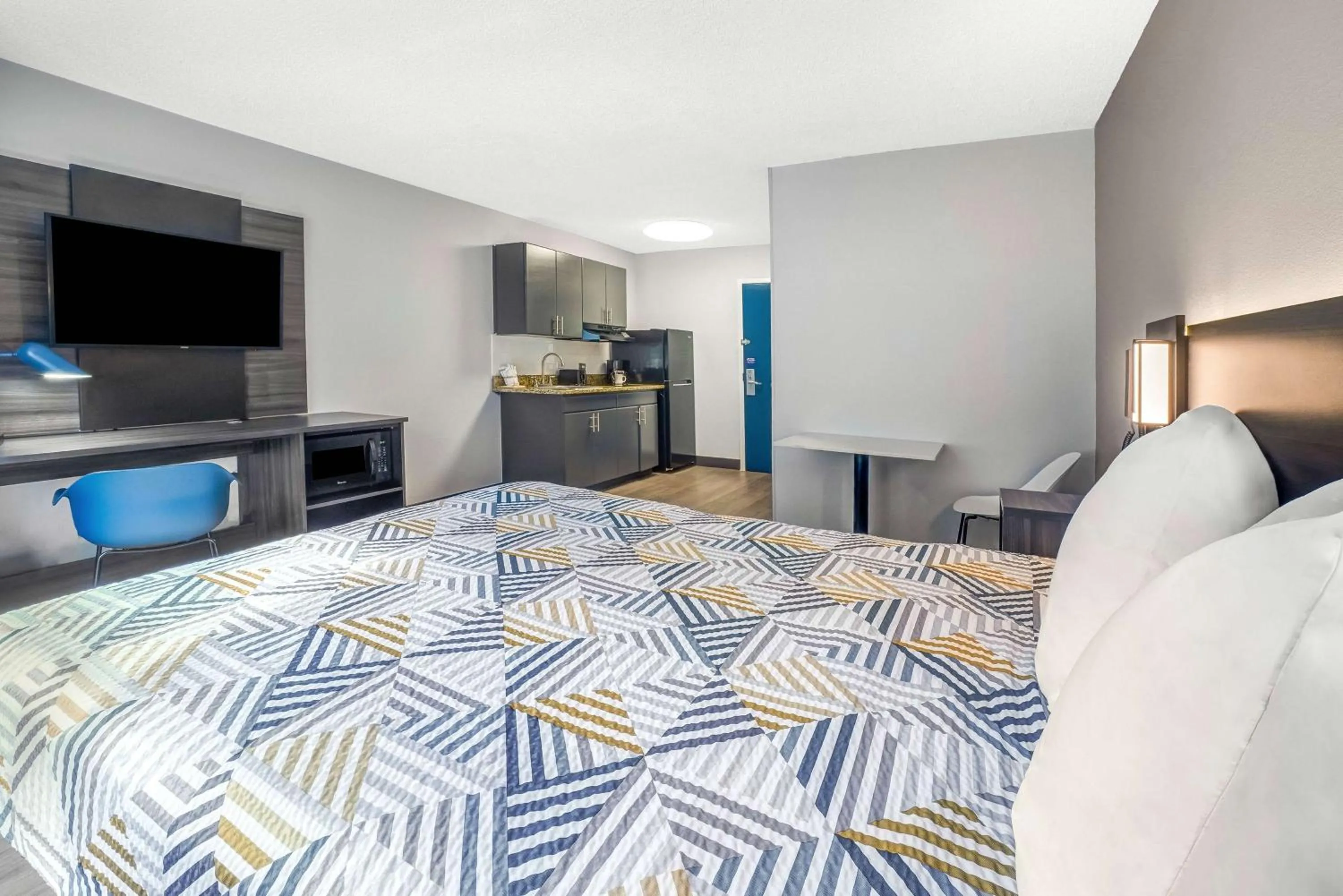 Queen Room - Non-Smoking in Studio 6 Duluth GA Near Gas South District