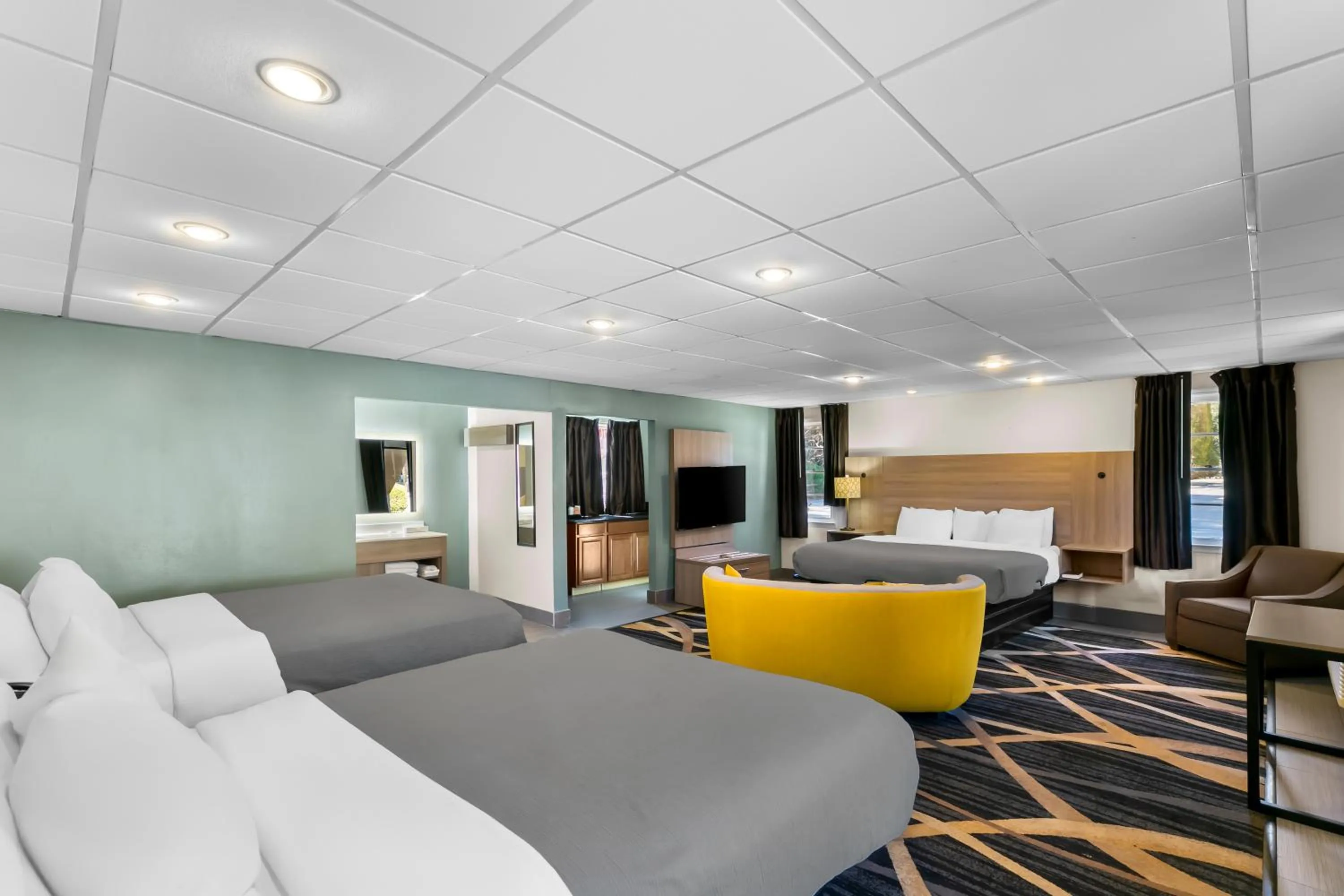 Room with One King Bed and Two Queen Beds - Non-Smoking in Quality Inn Downtown Helen