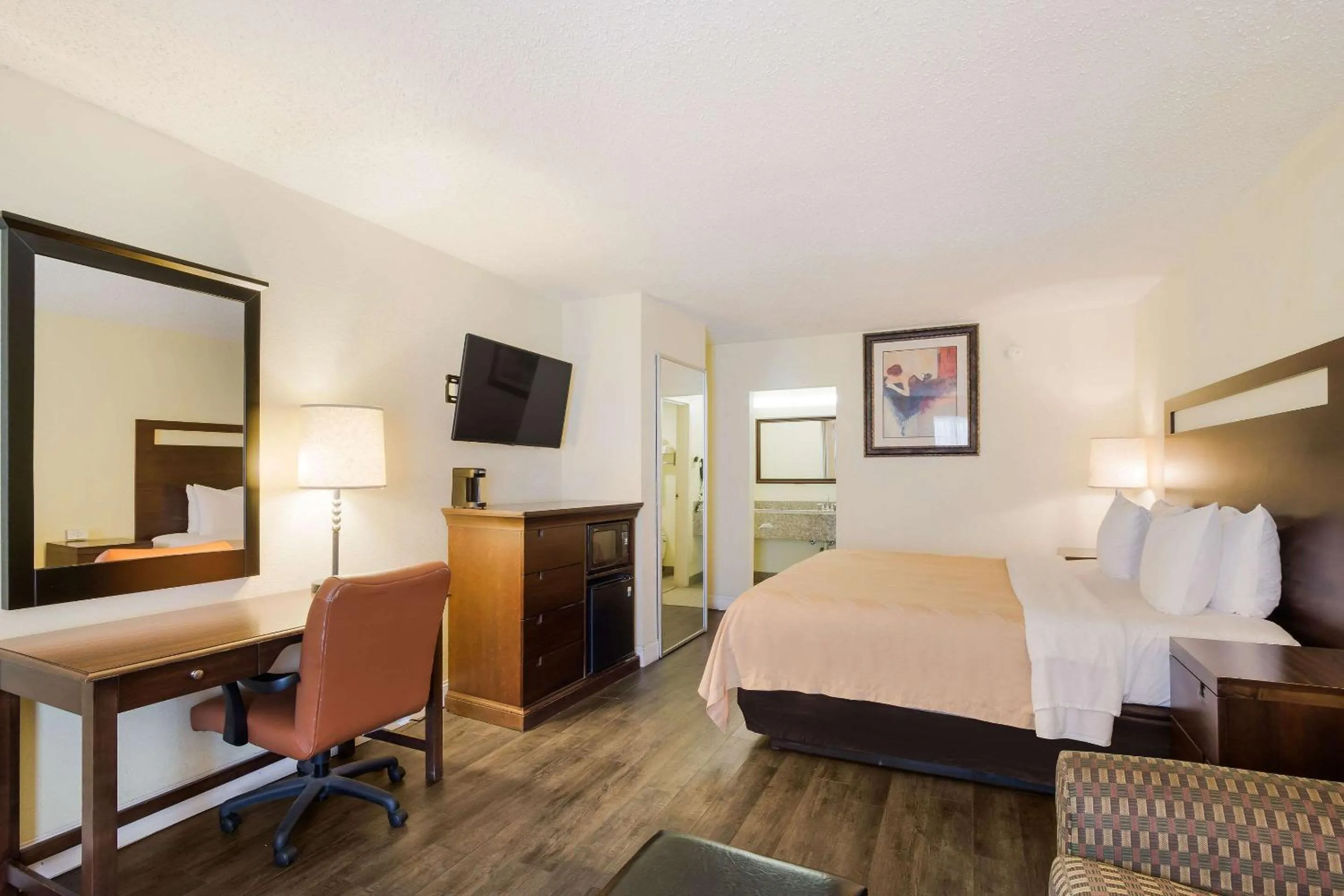 King Suite - Non-Smoking in Quality Inn & Suites Conference Center Statesboro Historic District