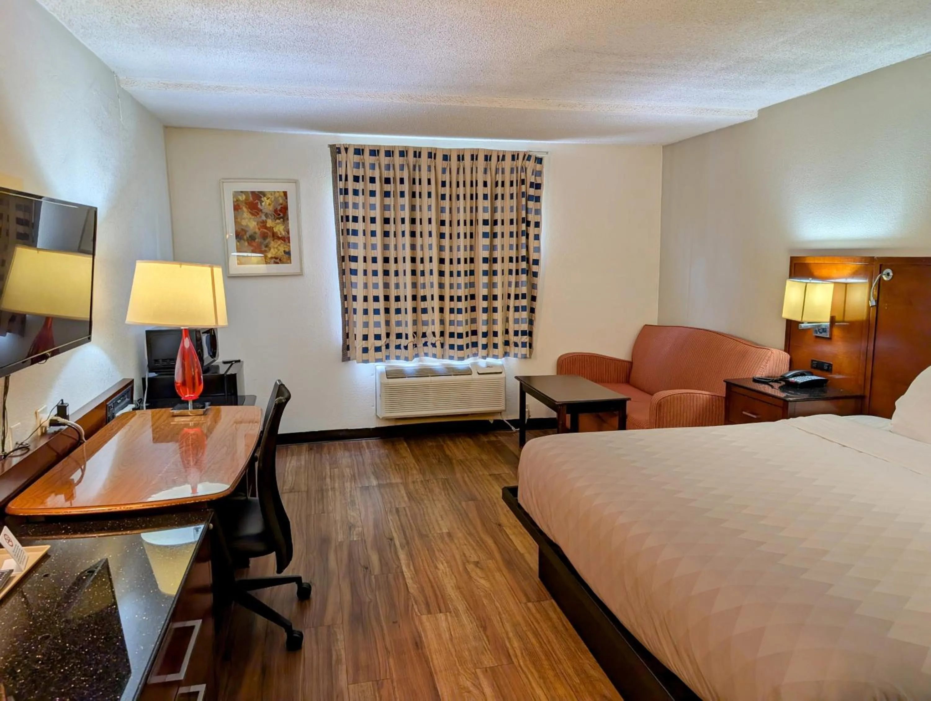 King Room - Non-Smoking in Travelodge by Wyndham Forsyth