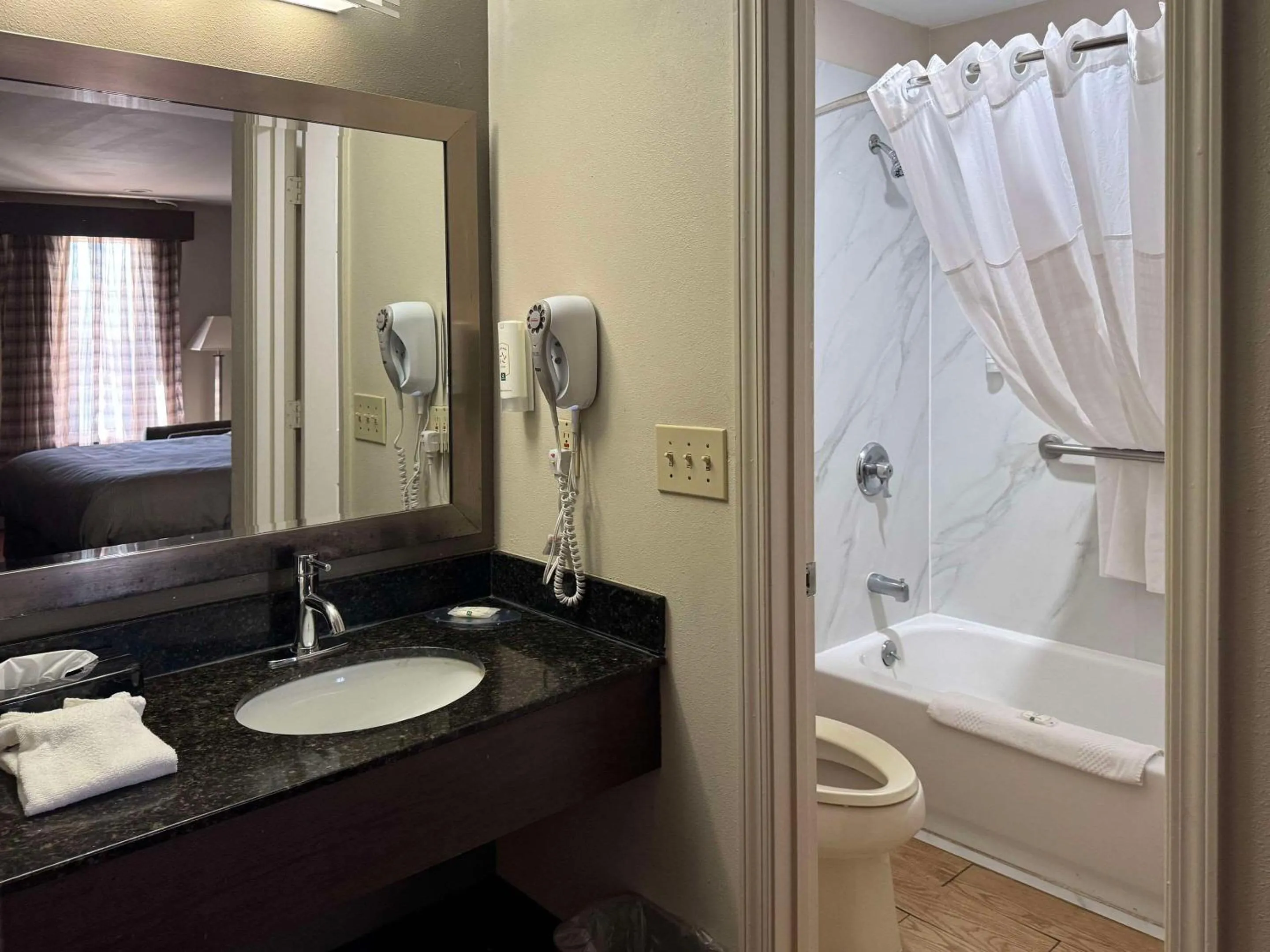 Double Room with Two Double Beds - Smoking in Quality Inn Lagrange East I-85