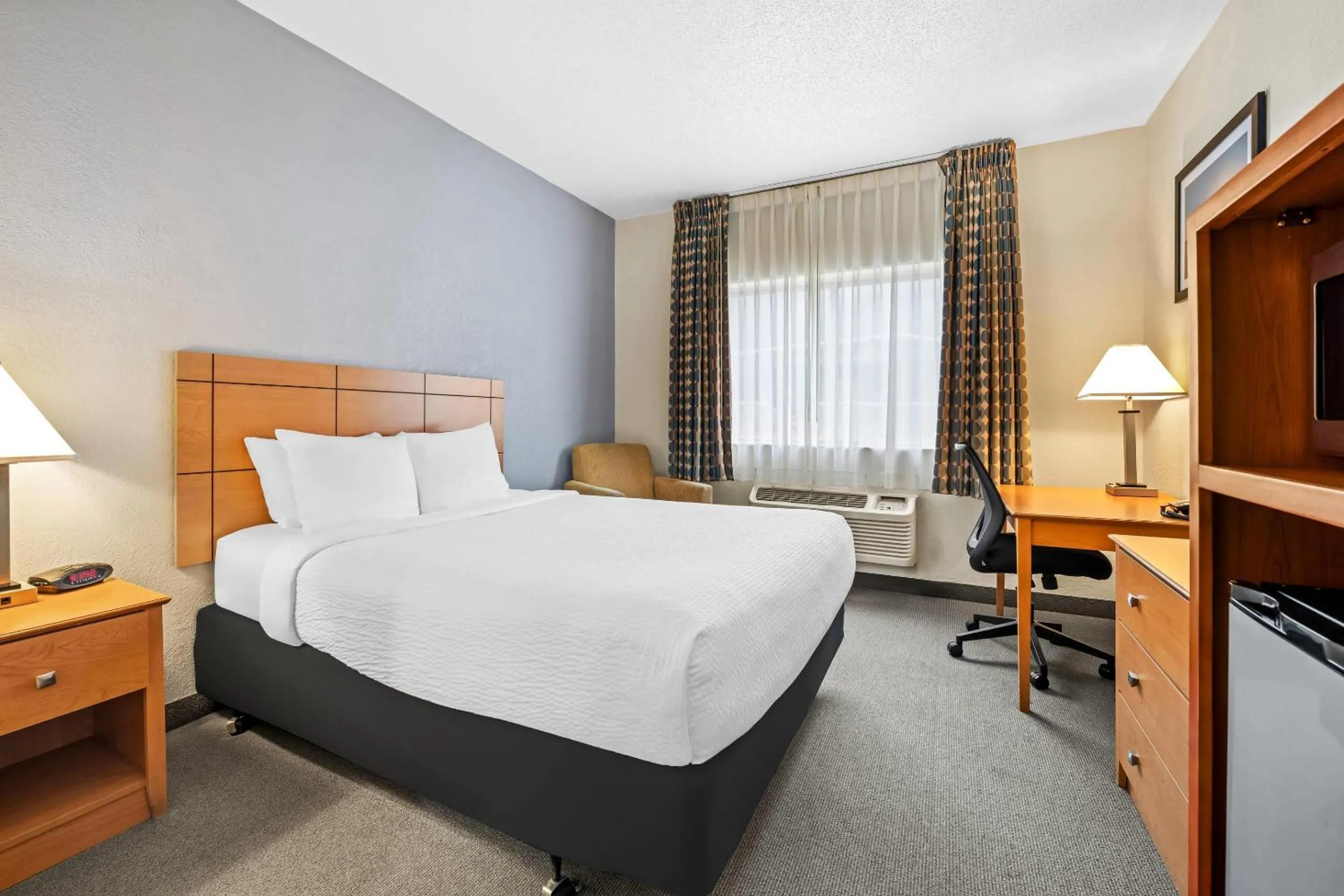 Queen Room - Non-Smoking in Quality Inn Dubuque on Hwy 20