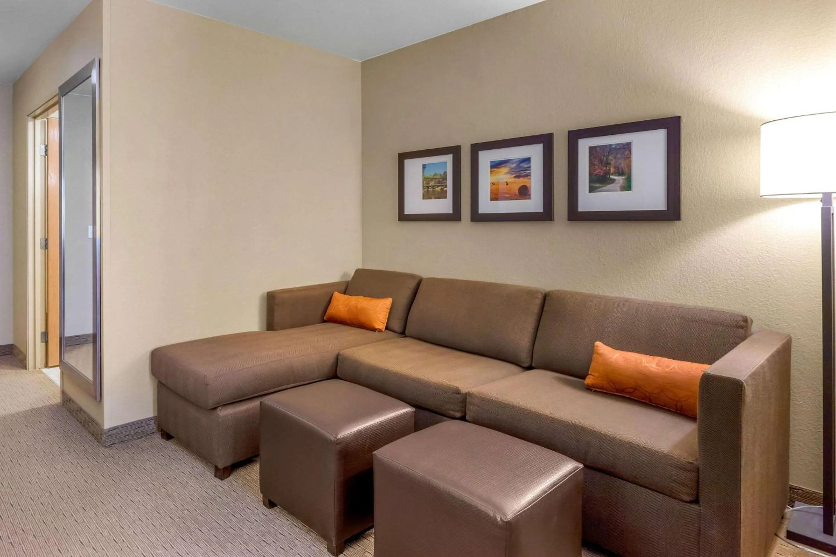 Business King Suite - Accessible/Non-Smoking in Comfort Suites Burlington