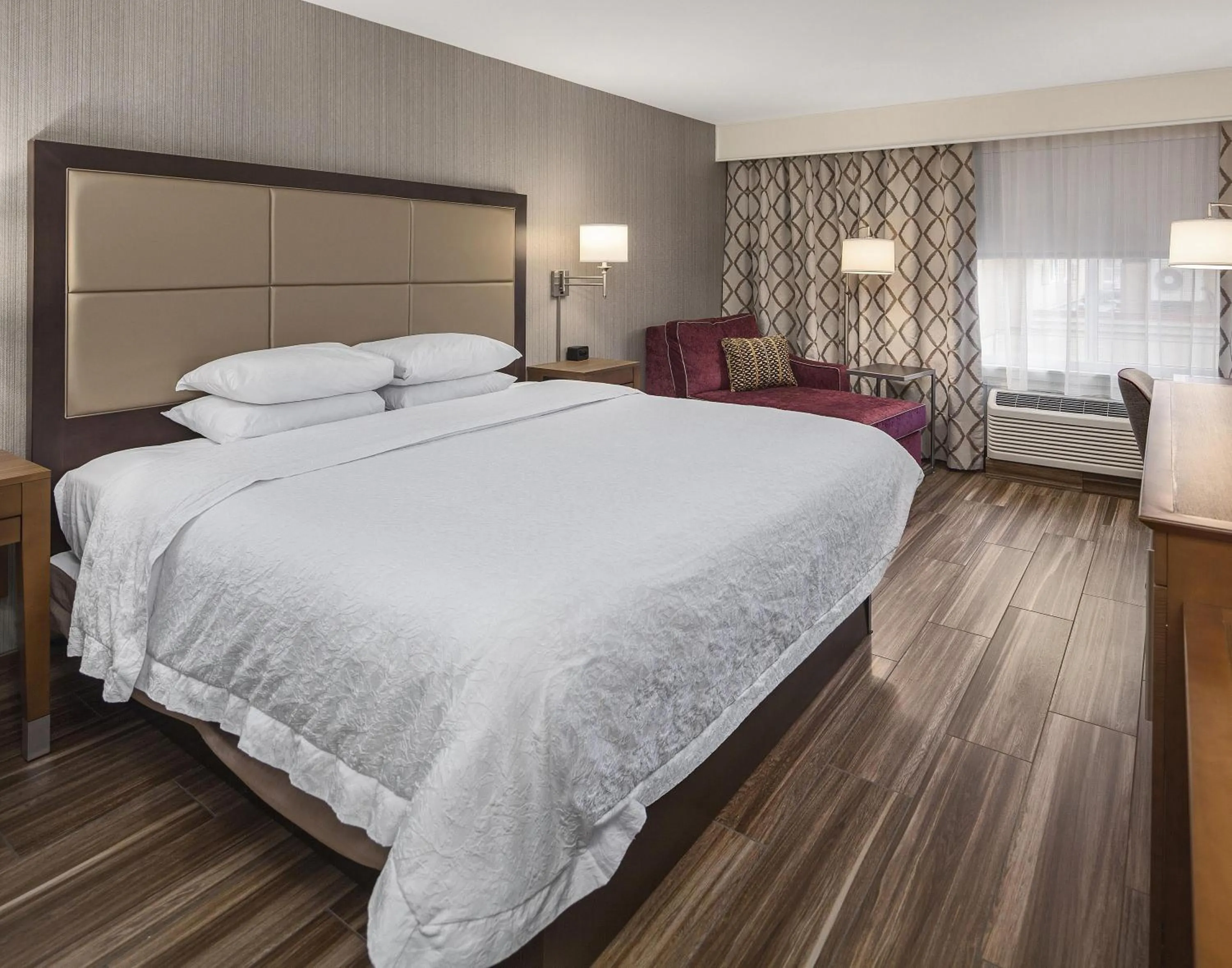 King Room with King Bed - Non-Smoking in Hampton Inn & Suites Seattle North/Lynnwood